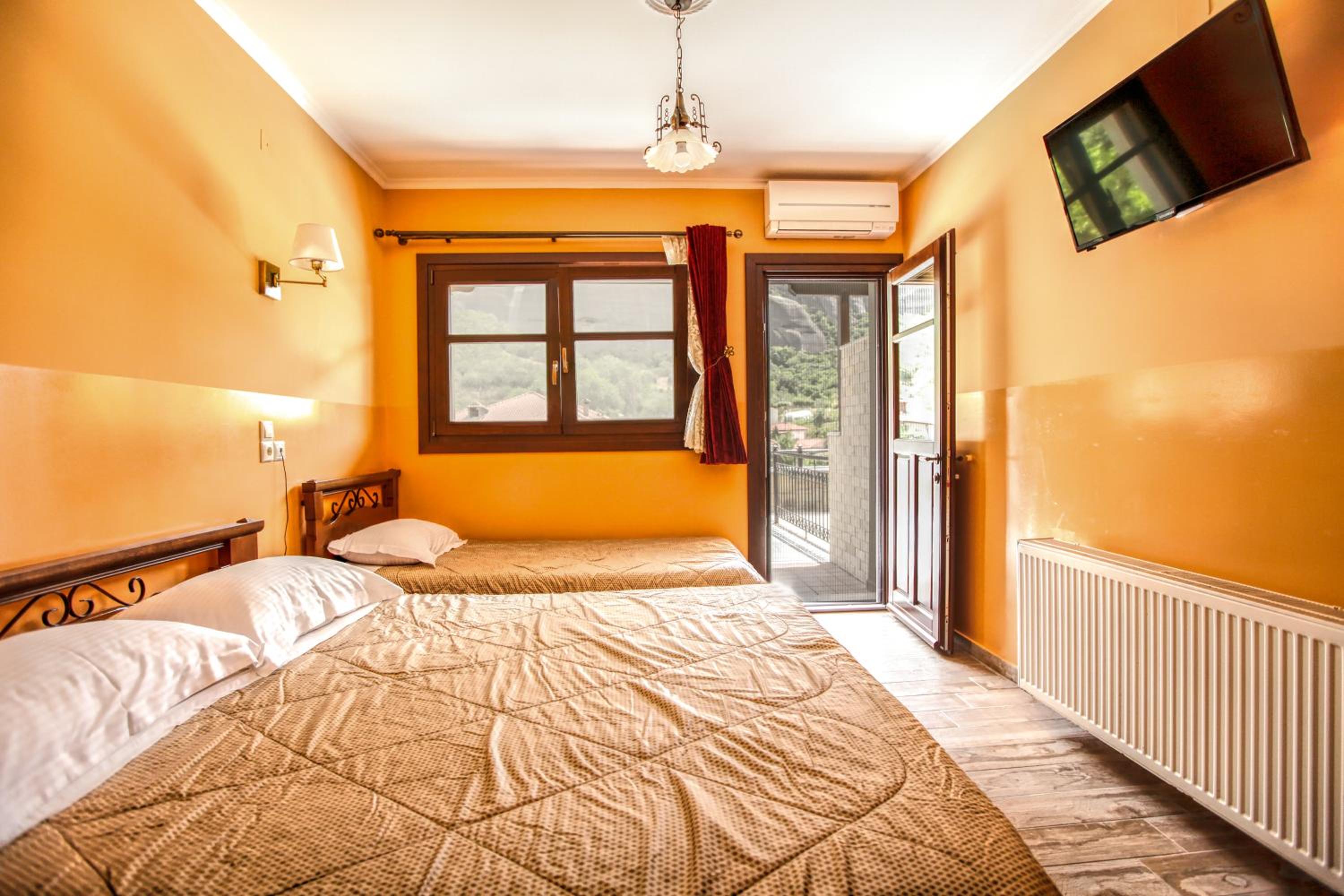 Triple Room with Balcony and Meteora View - Photo 4