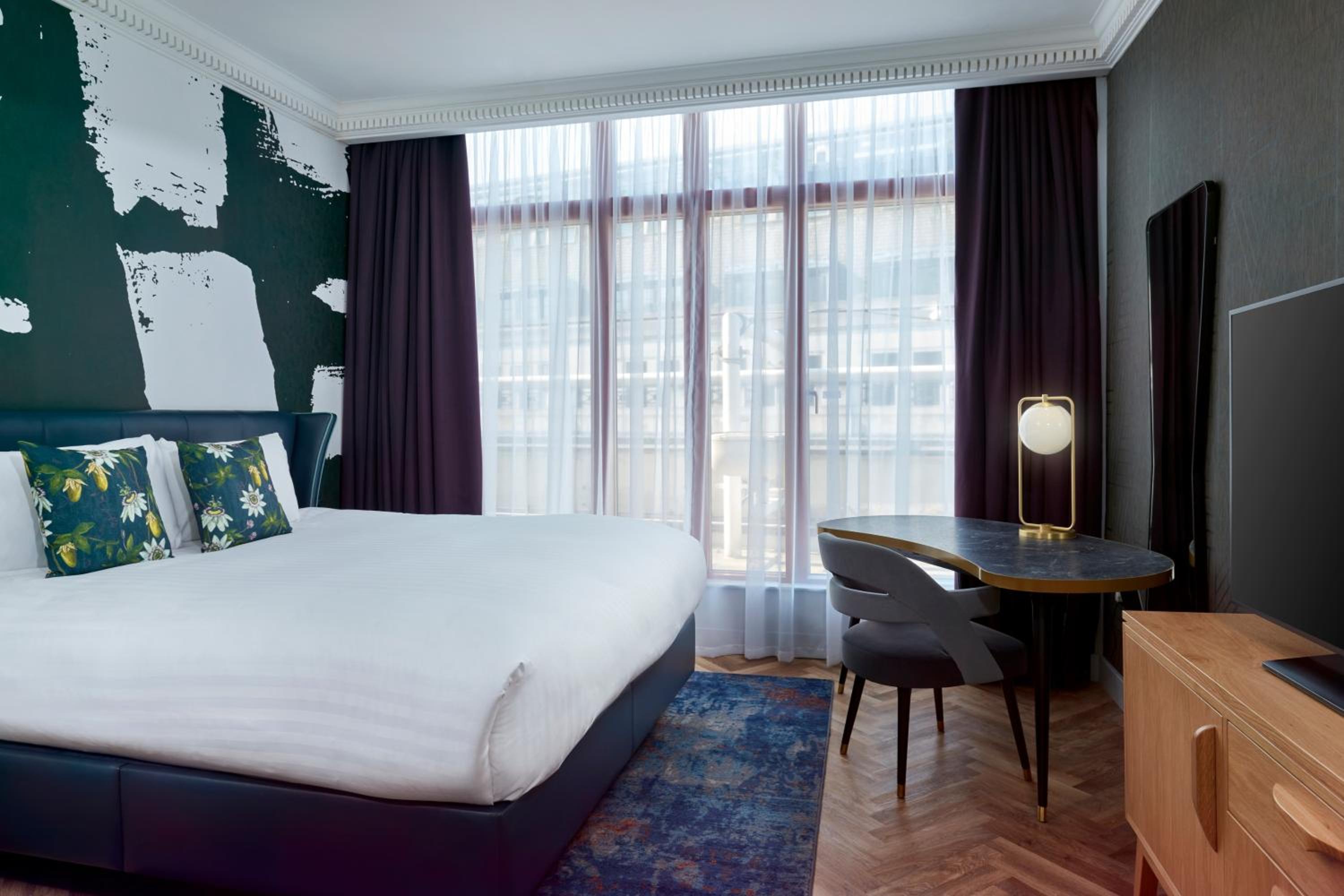 Superior Room with Super King Bed thumbnail 6