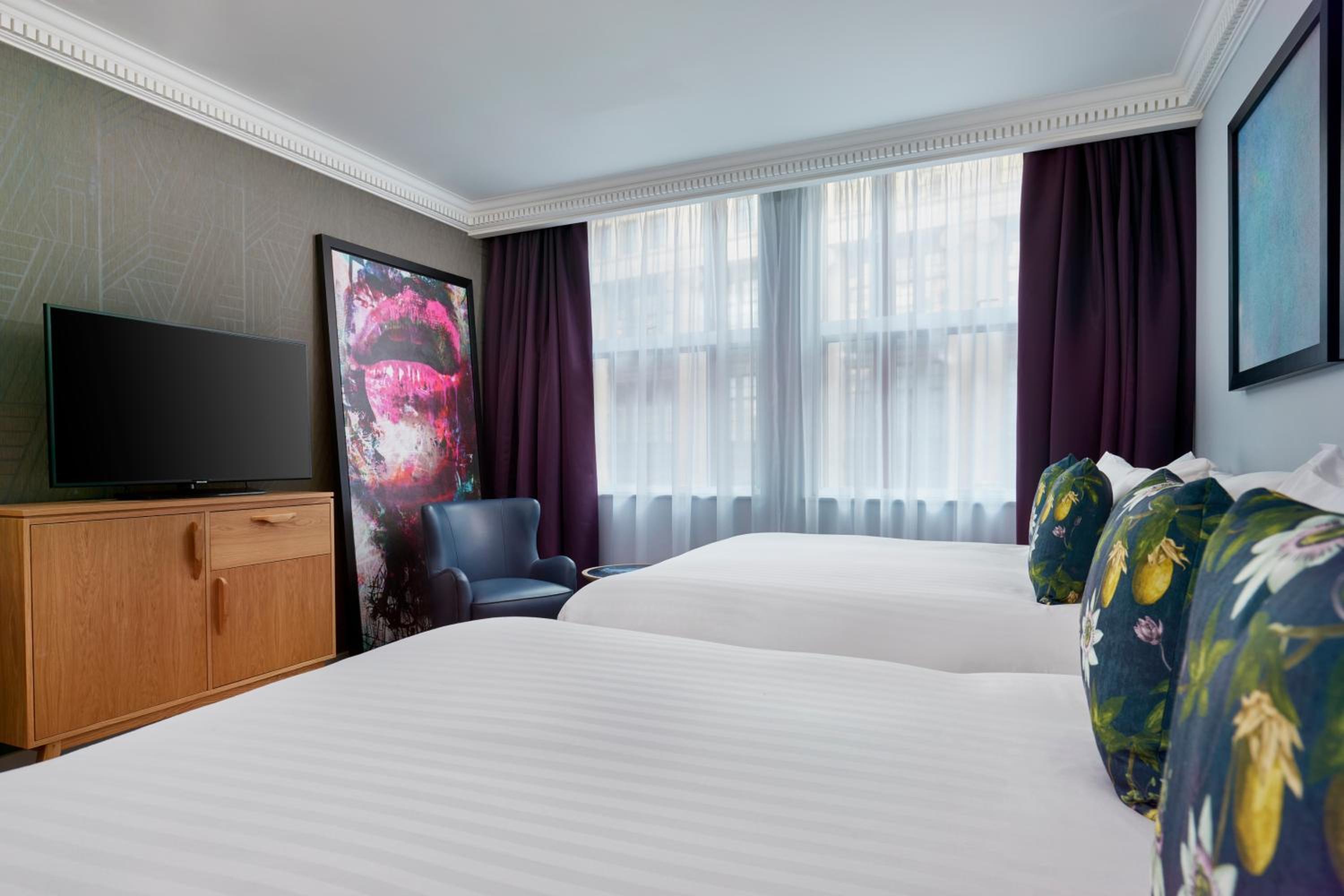 Executive King Room with 2 King Beds thumbnail 5