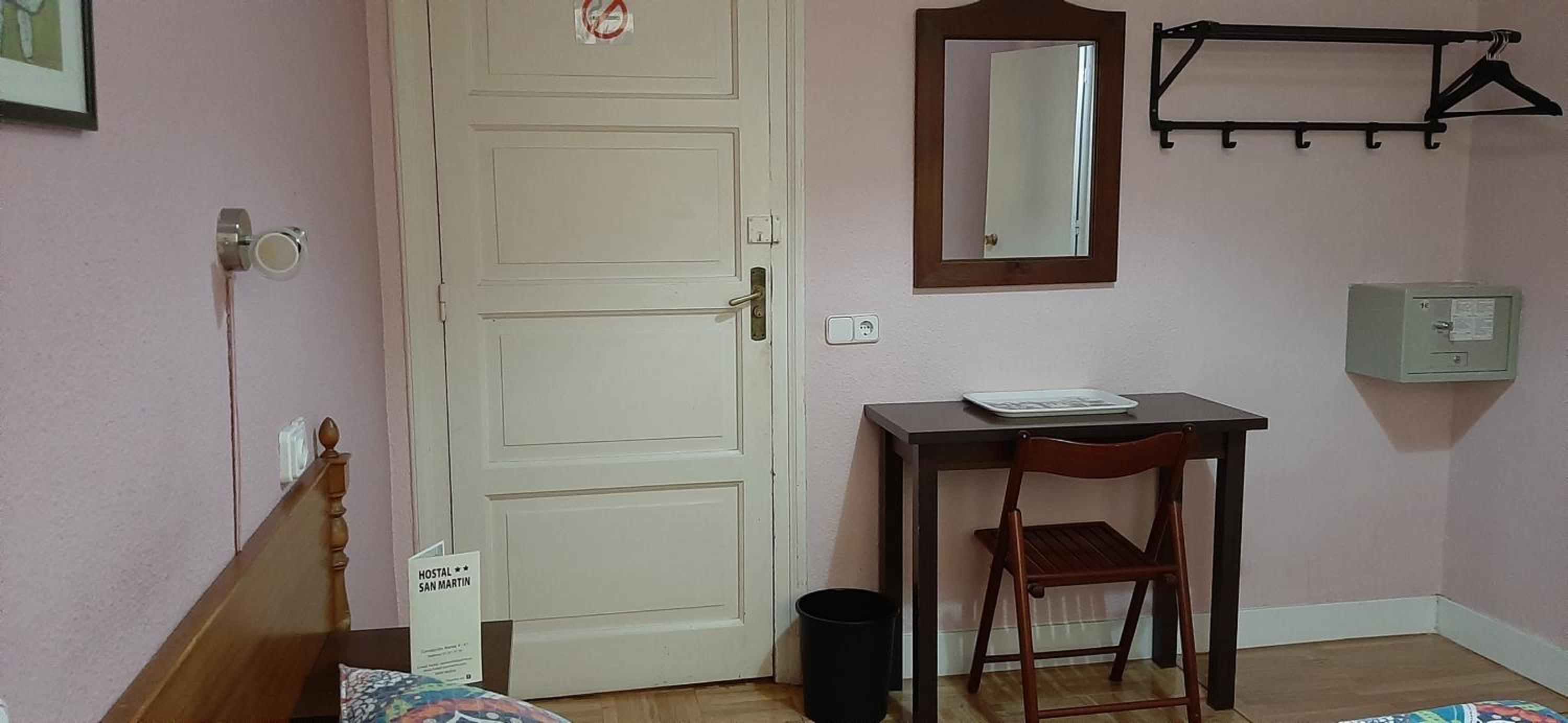 Double Room with Shared Bathroom photo 3