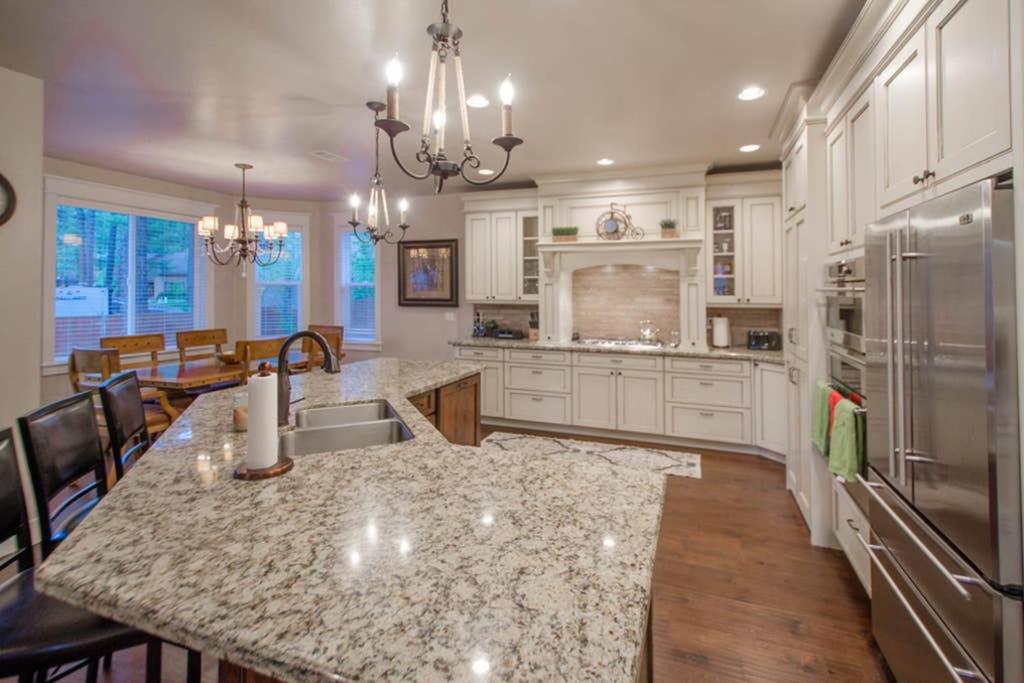 Six-Bedroom House - Photo 13