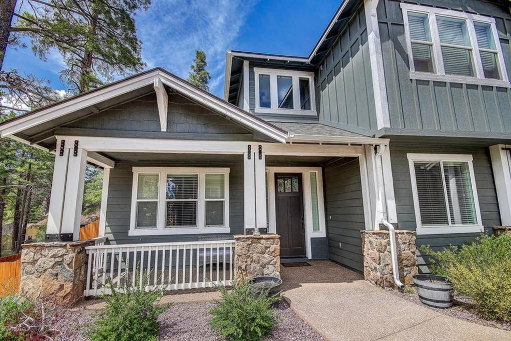 Six-Bedroom House - Photo 2