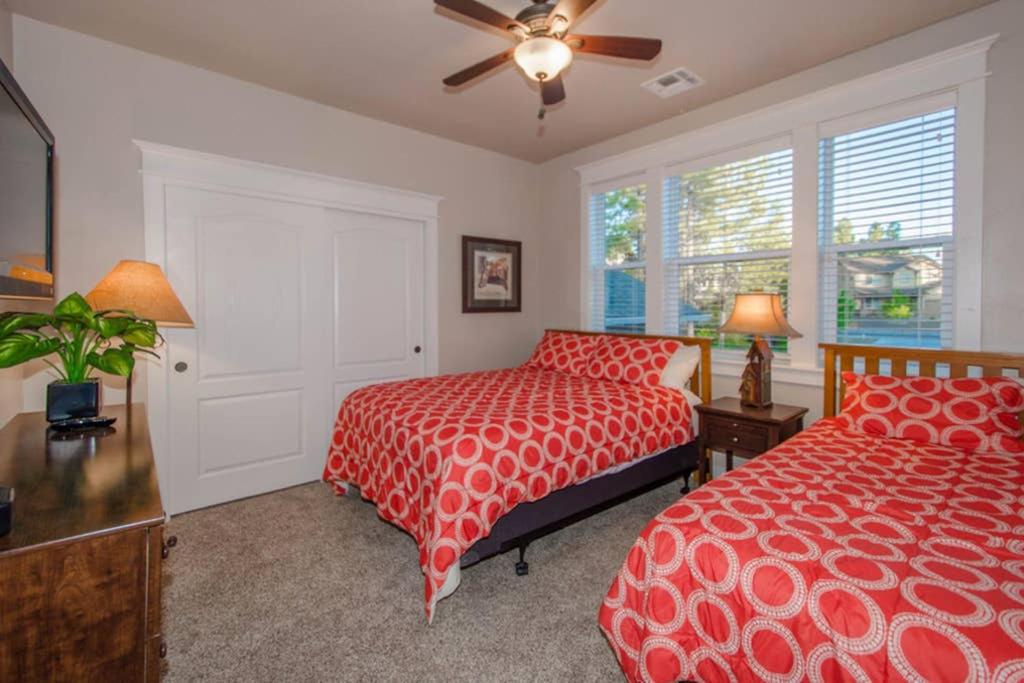 Six-Bedroom House - Photo 1