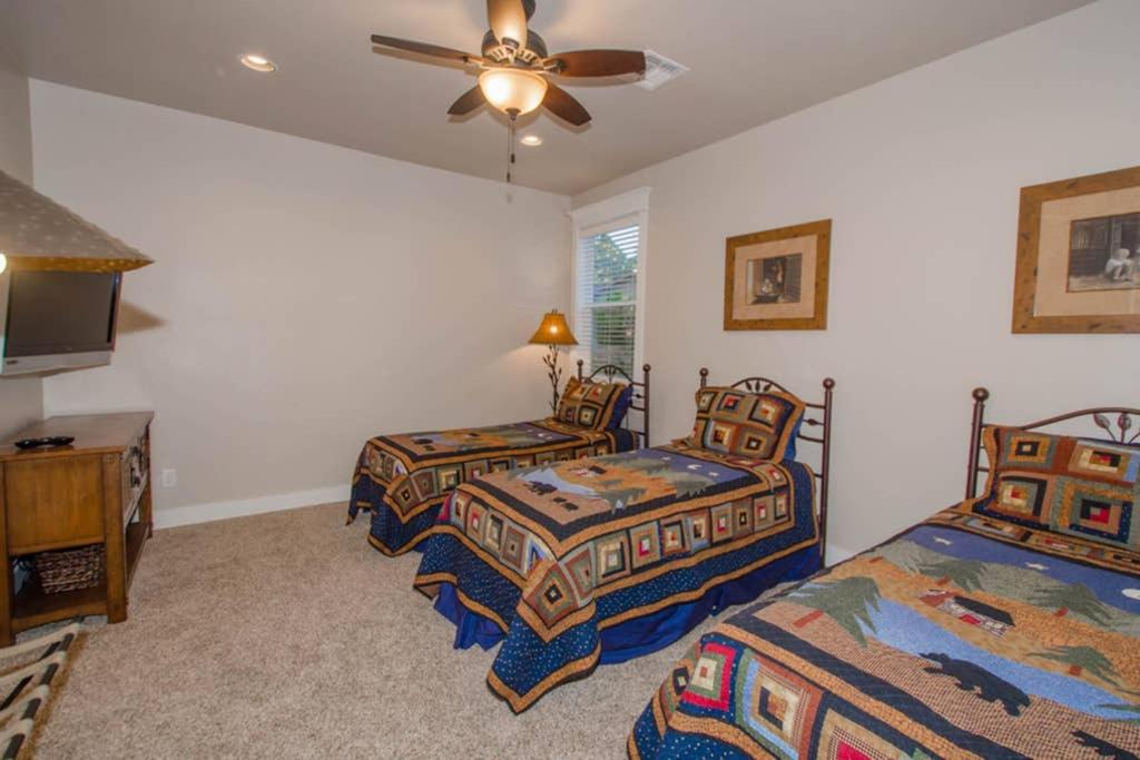 Six-Bedroom House - Photo 16