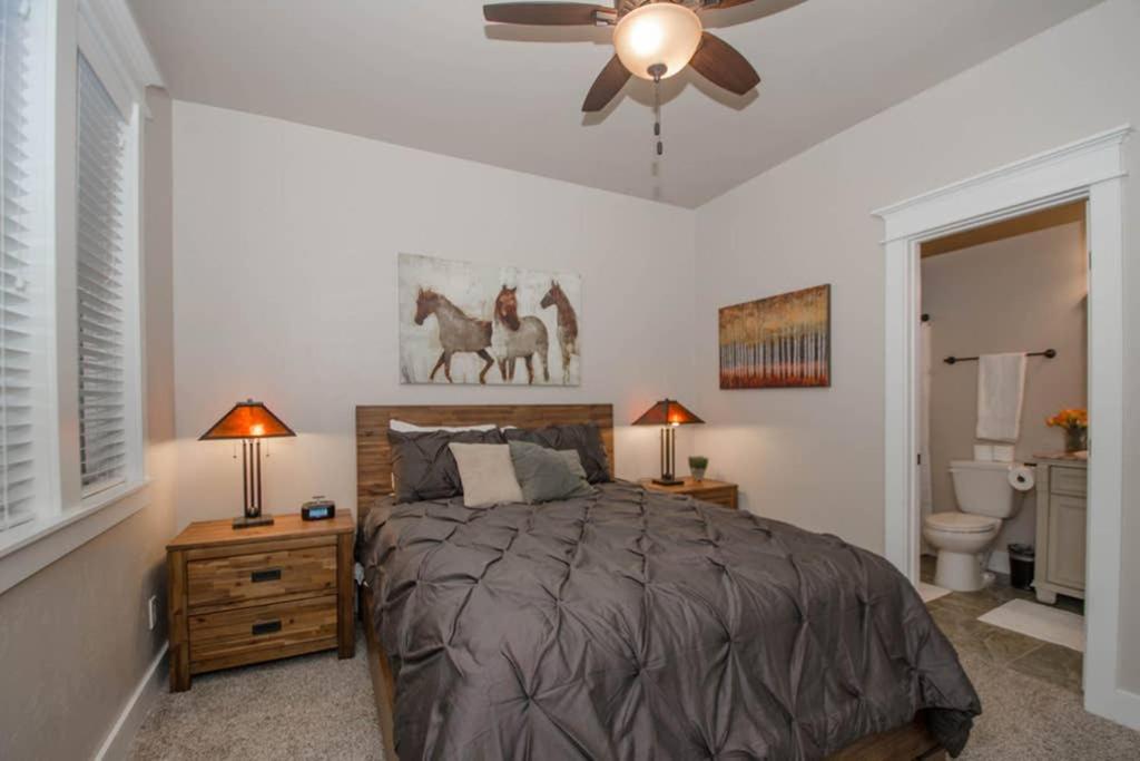 Six-Bedroom House - Photo 29