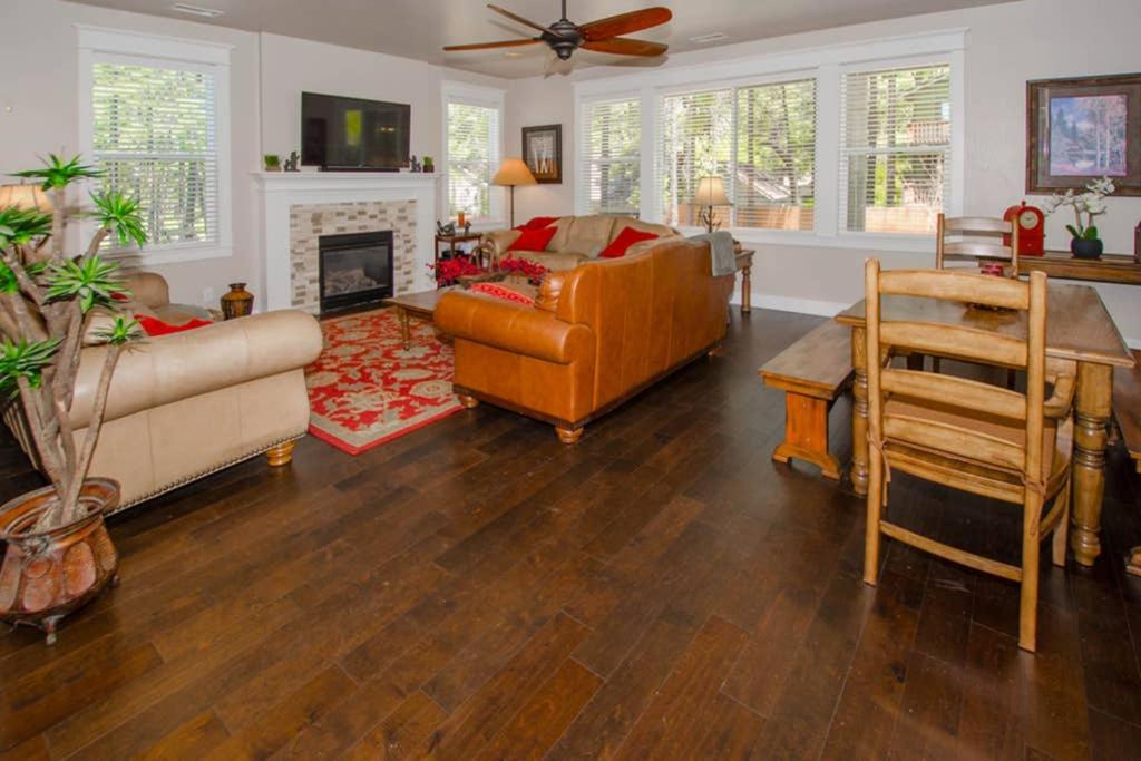 Six-Bedroom House - Photo 26