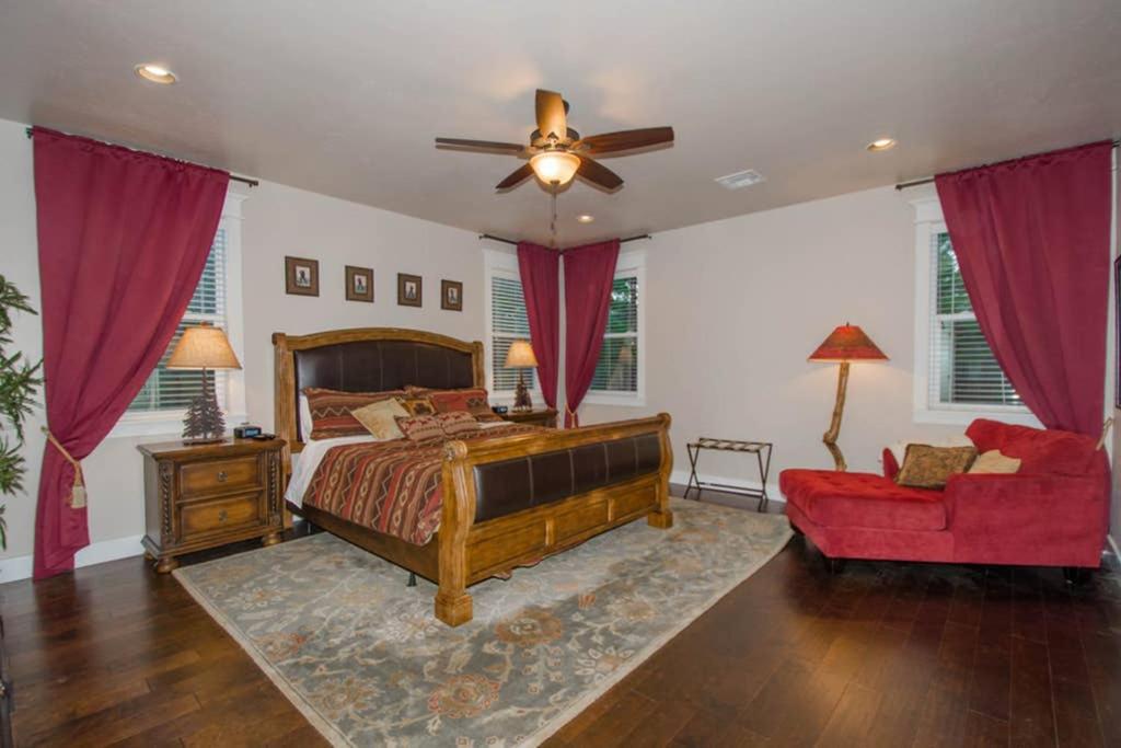 Six-Bedroom House - Photo 22