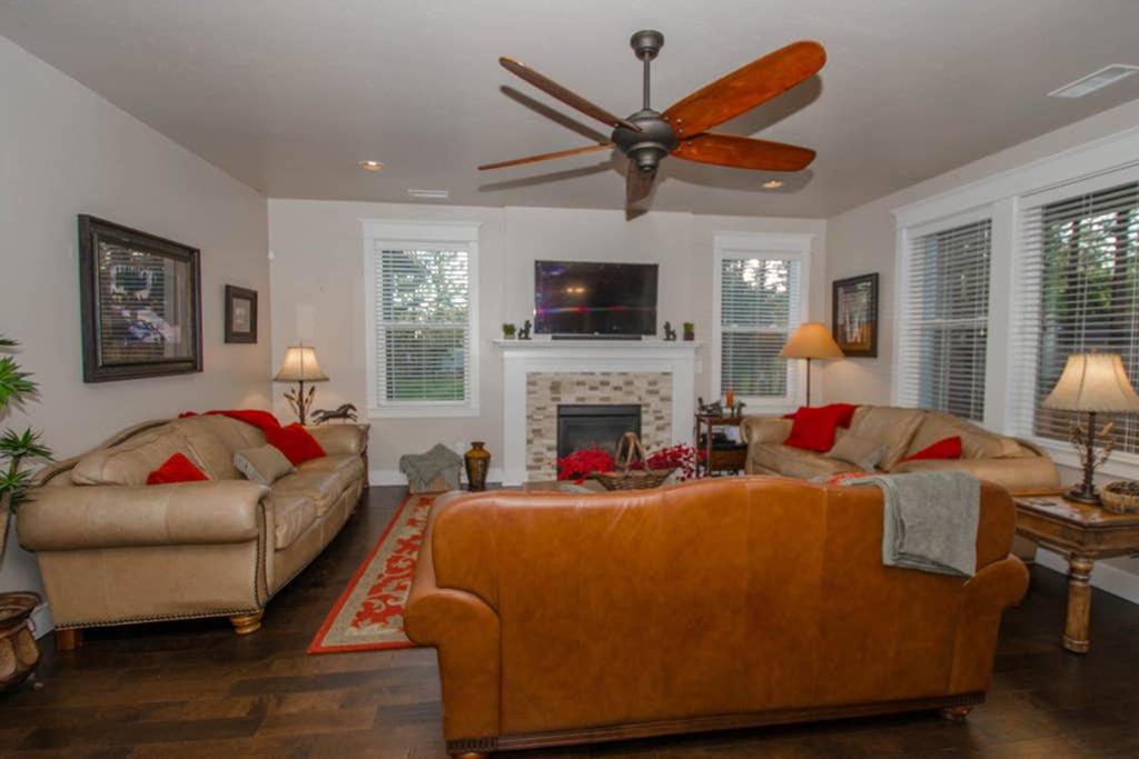 Six-Bedroom House - Photo 18