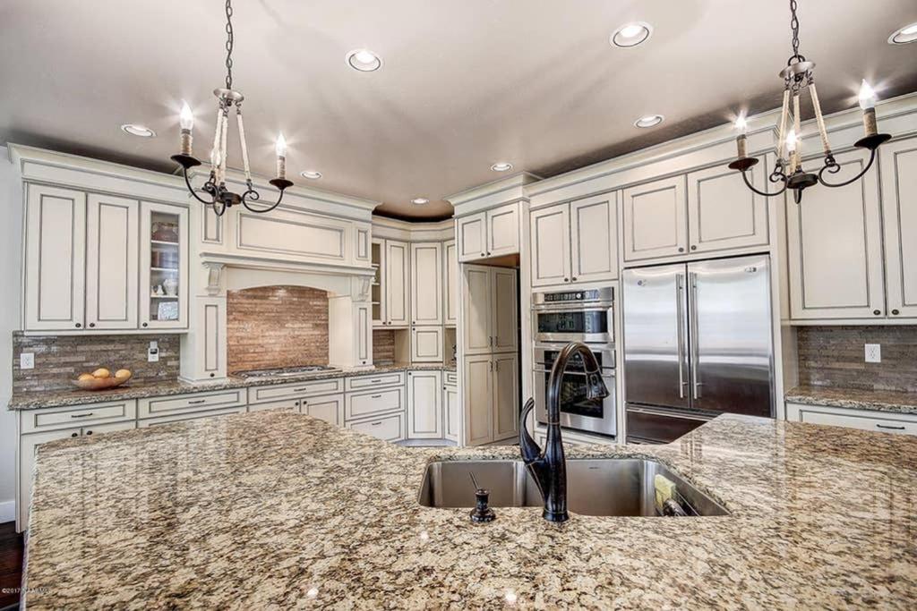 Six-Bedroom House - Photo 17