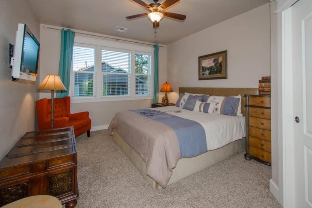 Six-Bedroom House - Photo 12