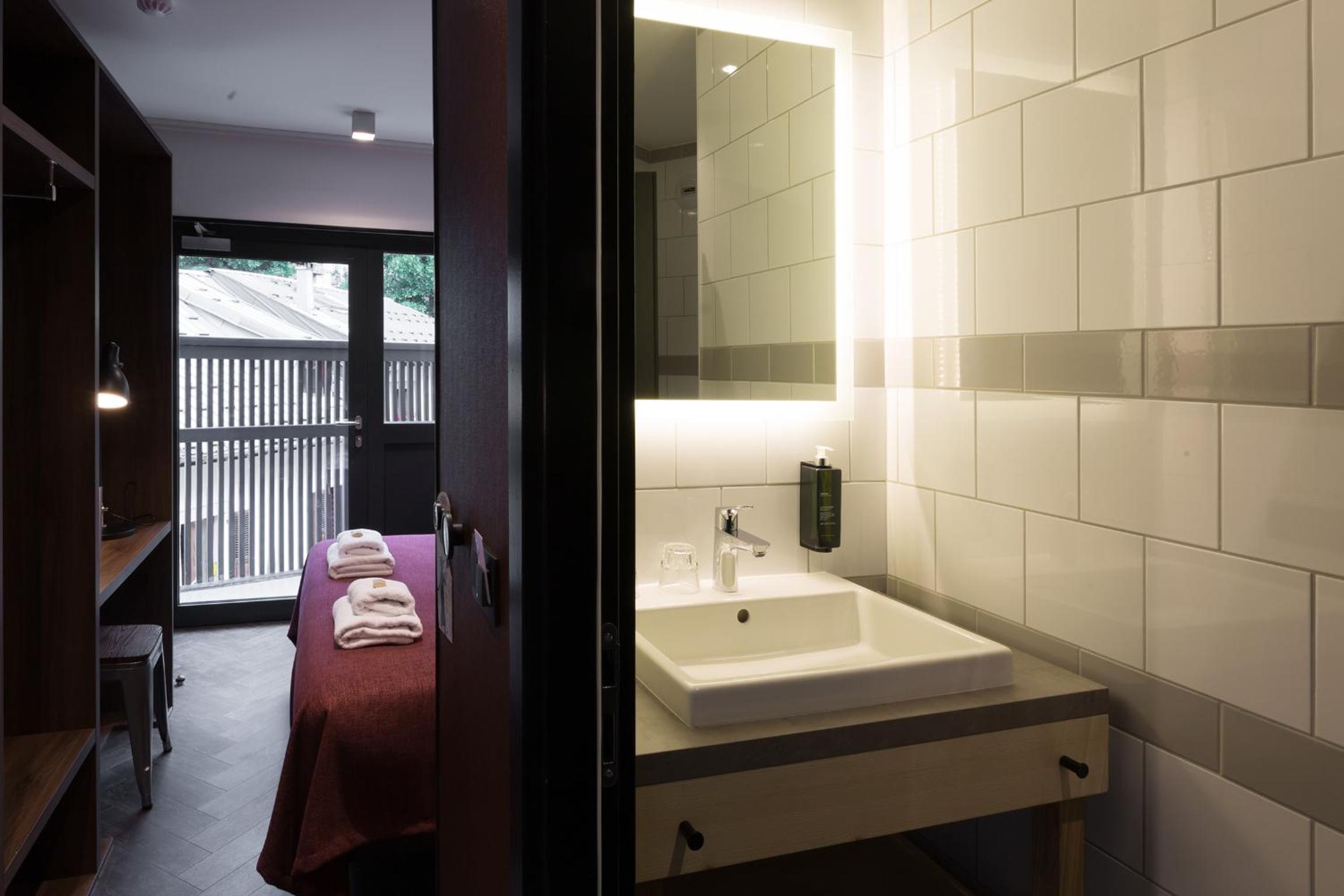 Double room with balcony and mountain view photo 2