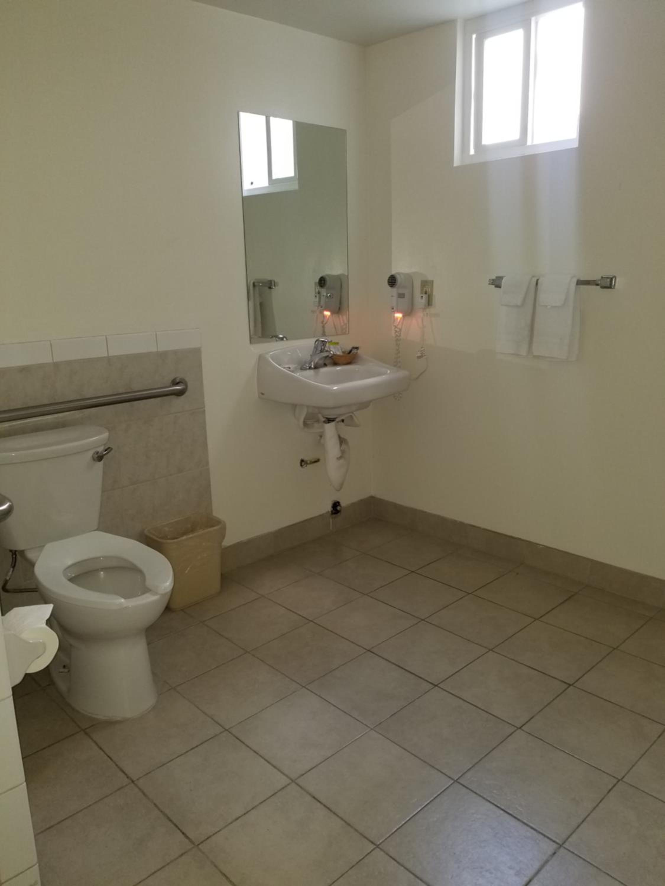 Queen Room - Mobility Access/Non-Smoking thumbnail 6
