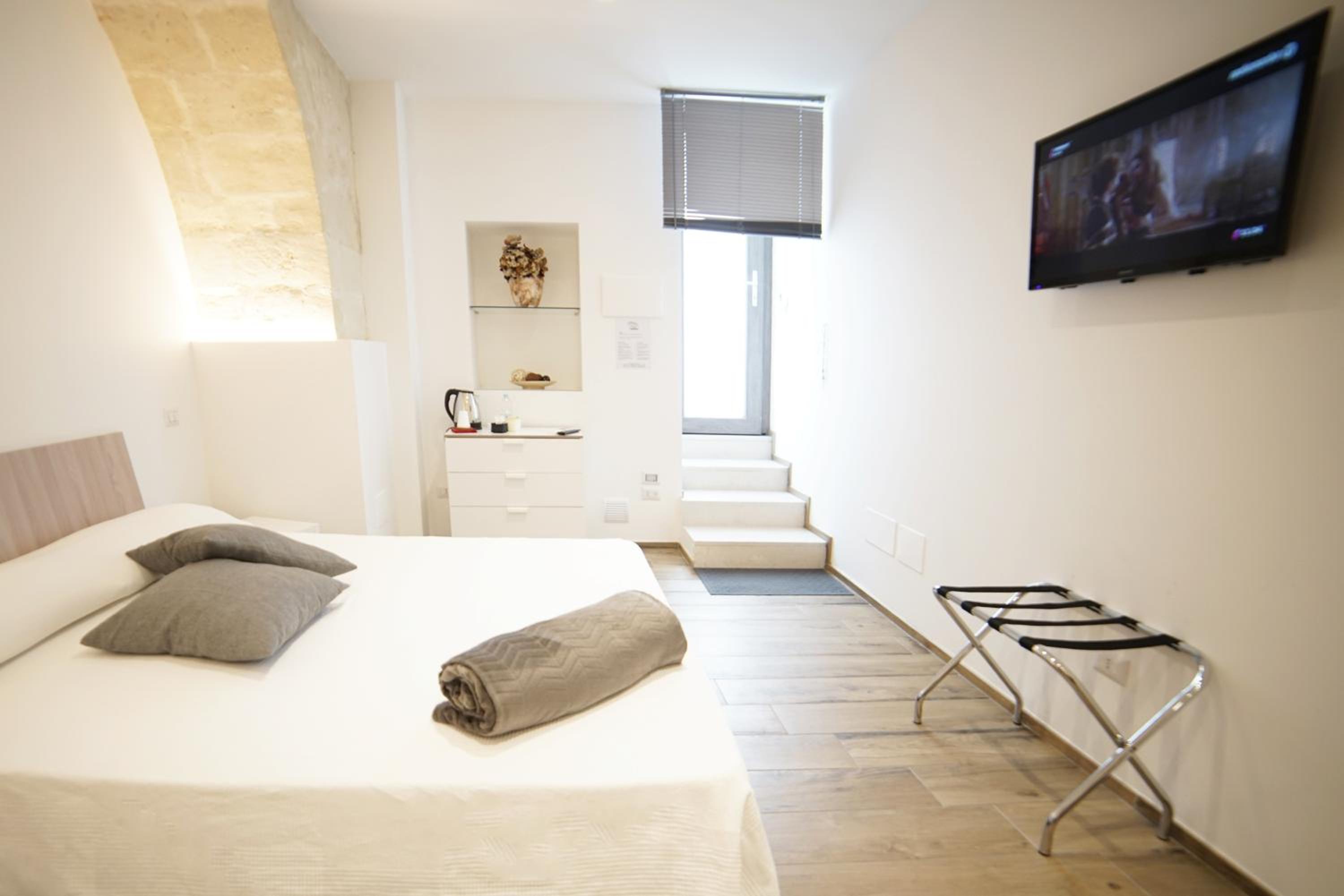 Standard Double Room - Photo 9