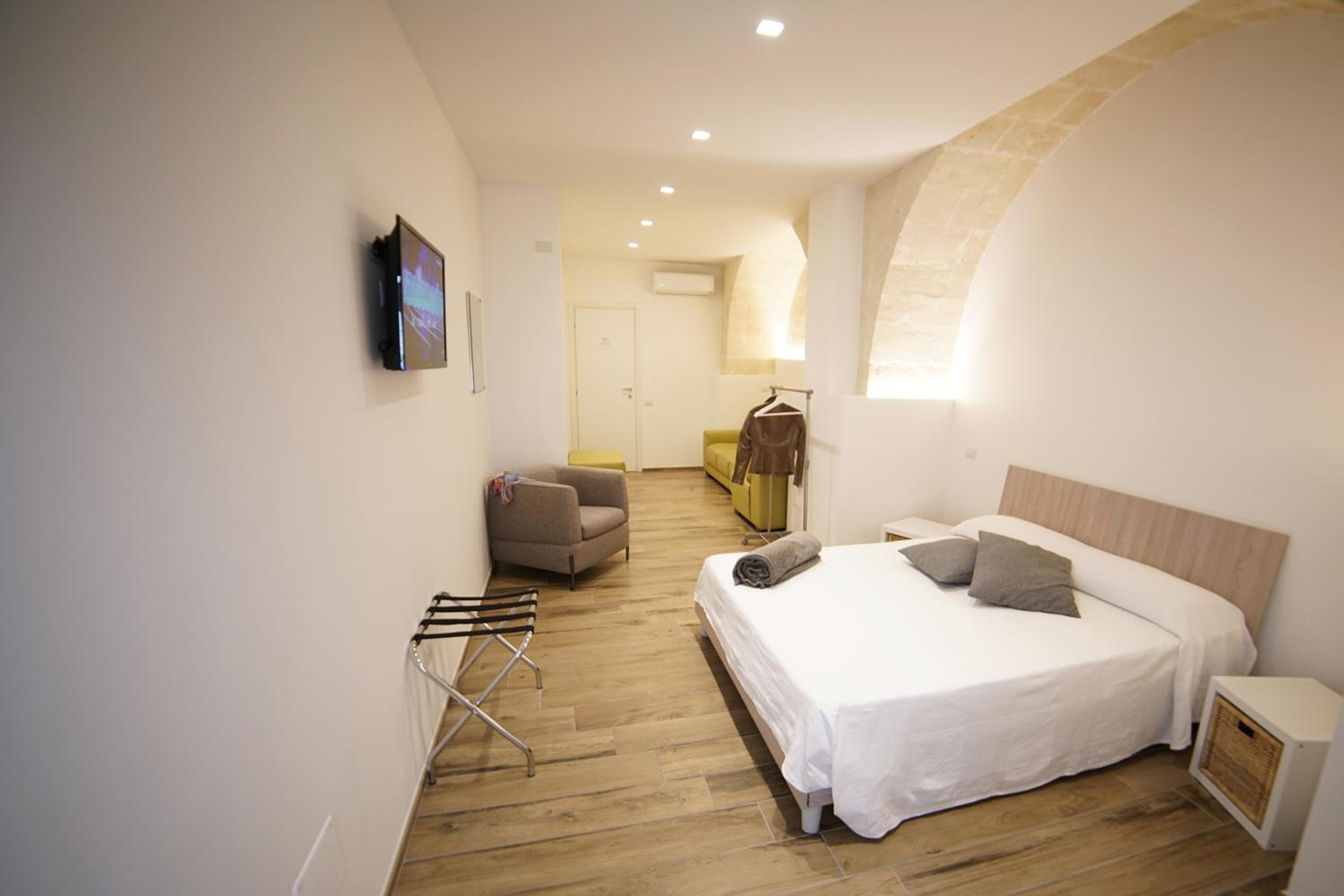 Standard Double Room - Photo 10