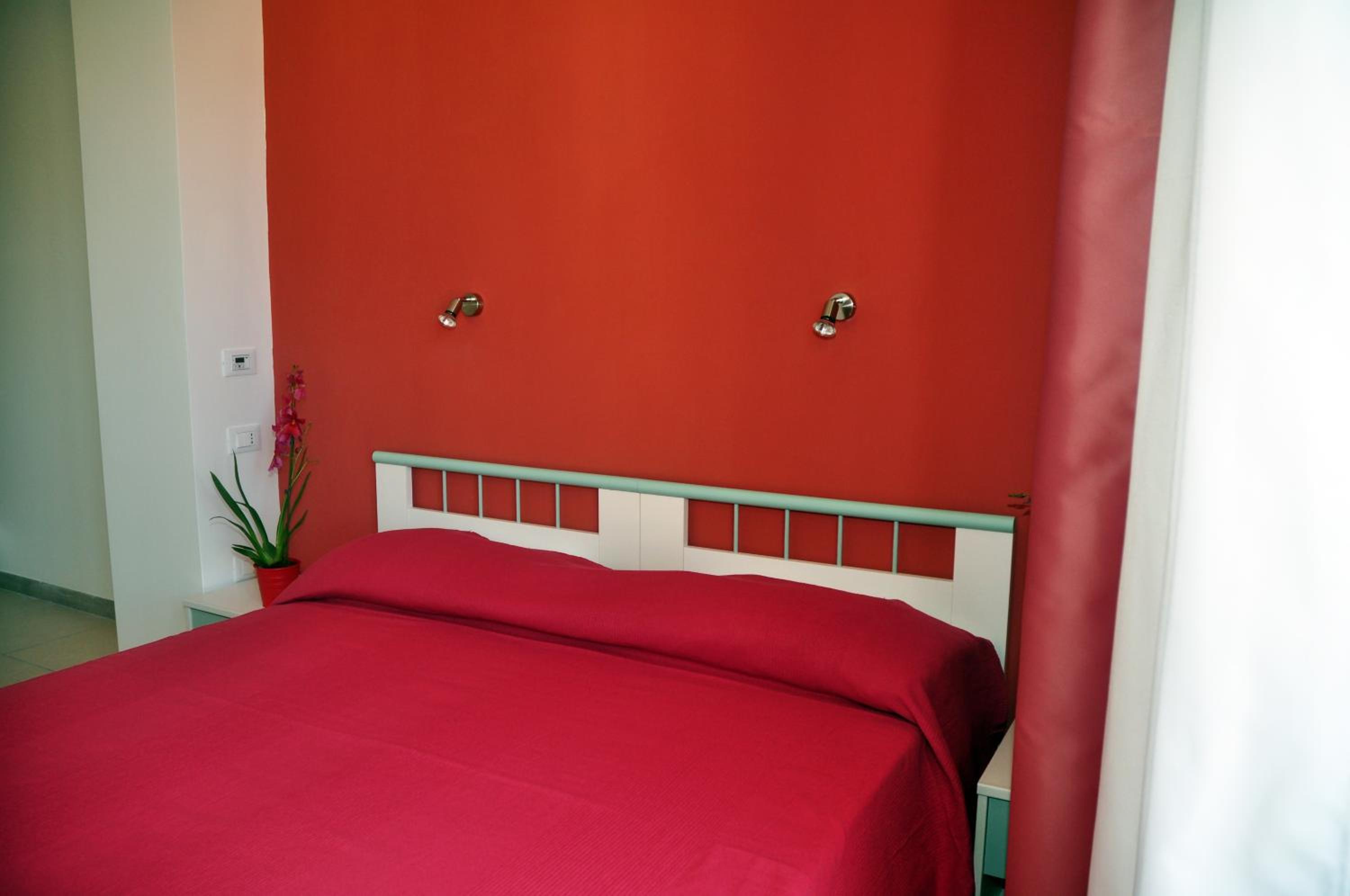 Double Room with Balcony - Photo 17