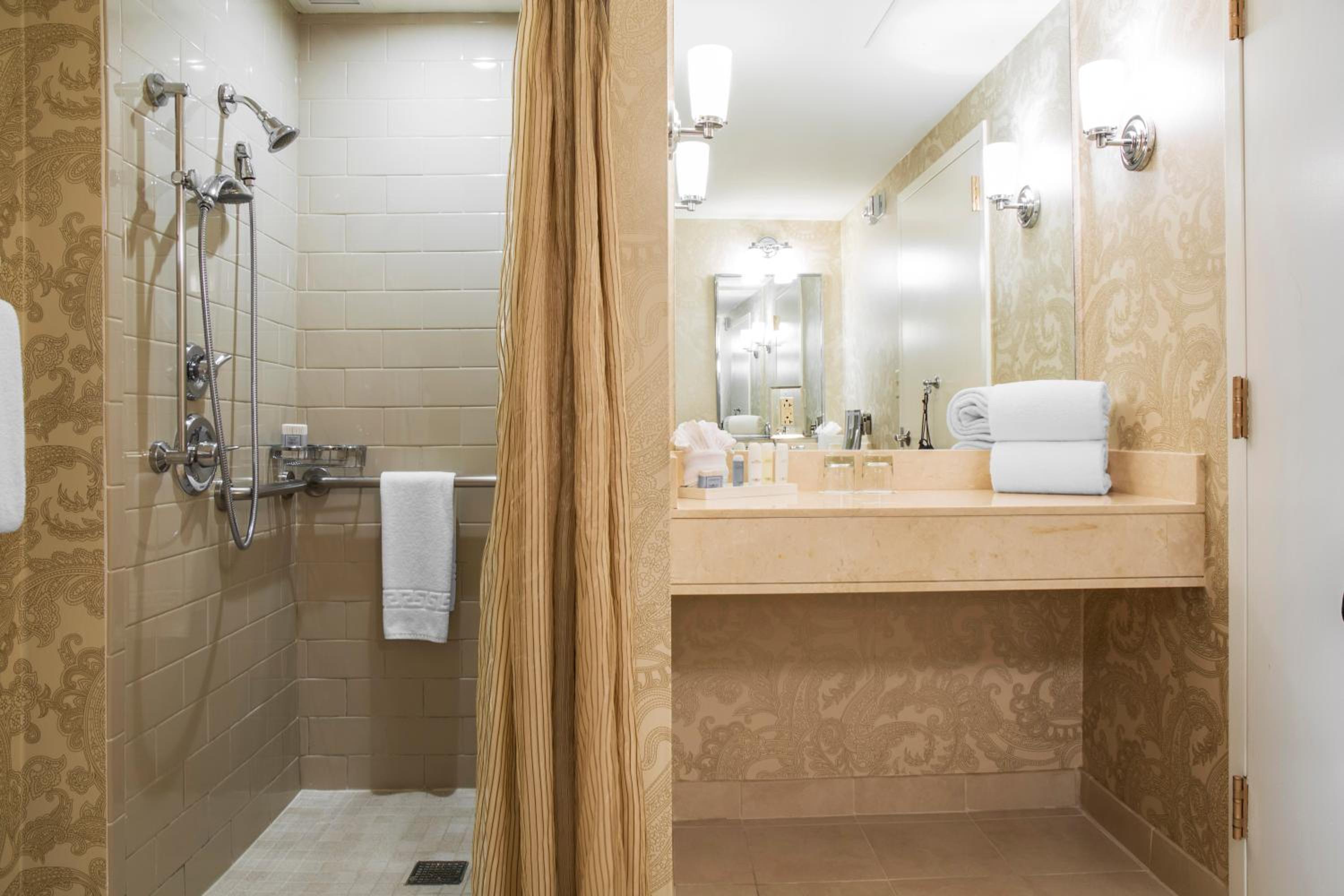 ADA Roll in Shower Deluxe Room -2 Queen photo 3