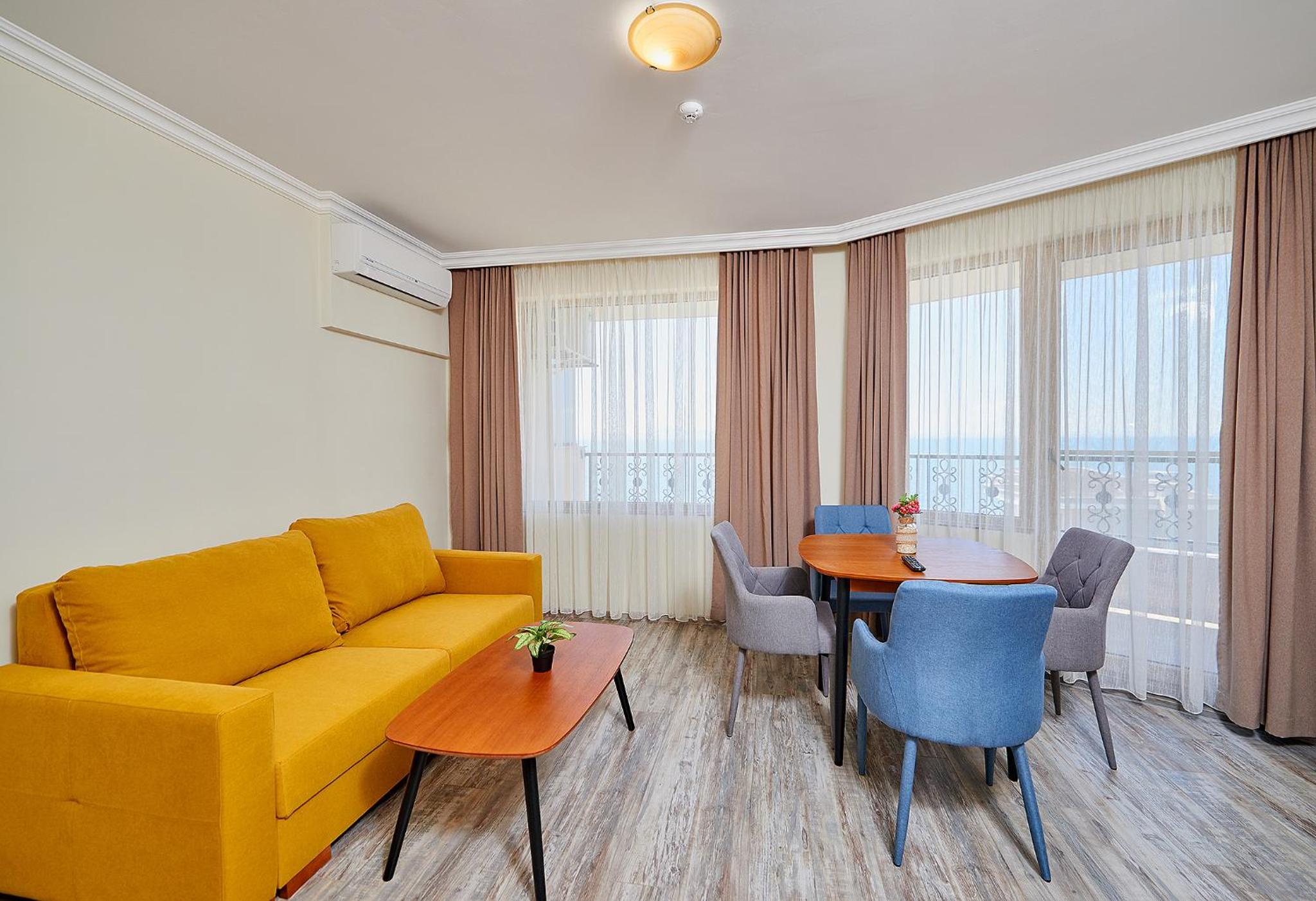 Deluxe One-Bedroom Apartment with Sea View