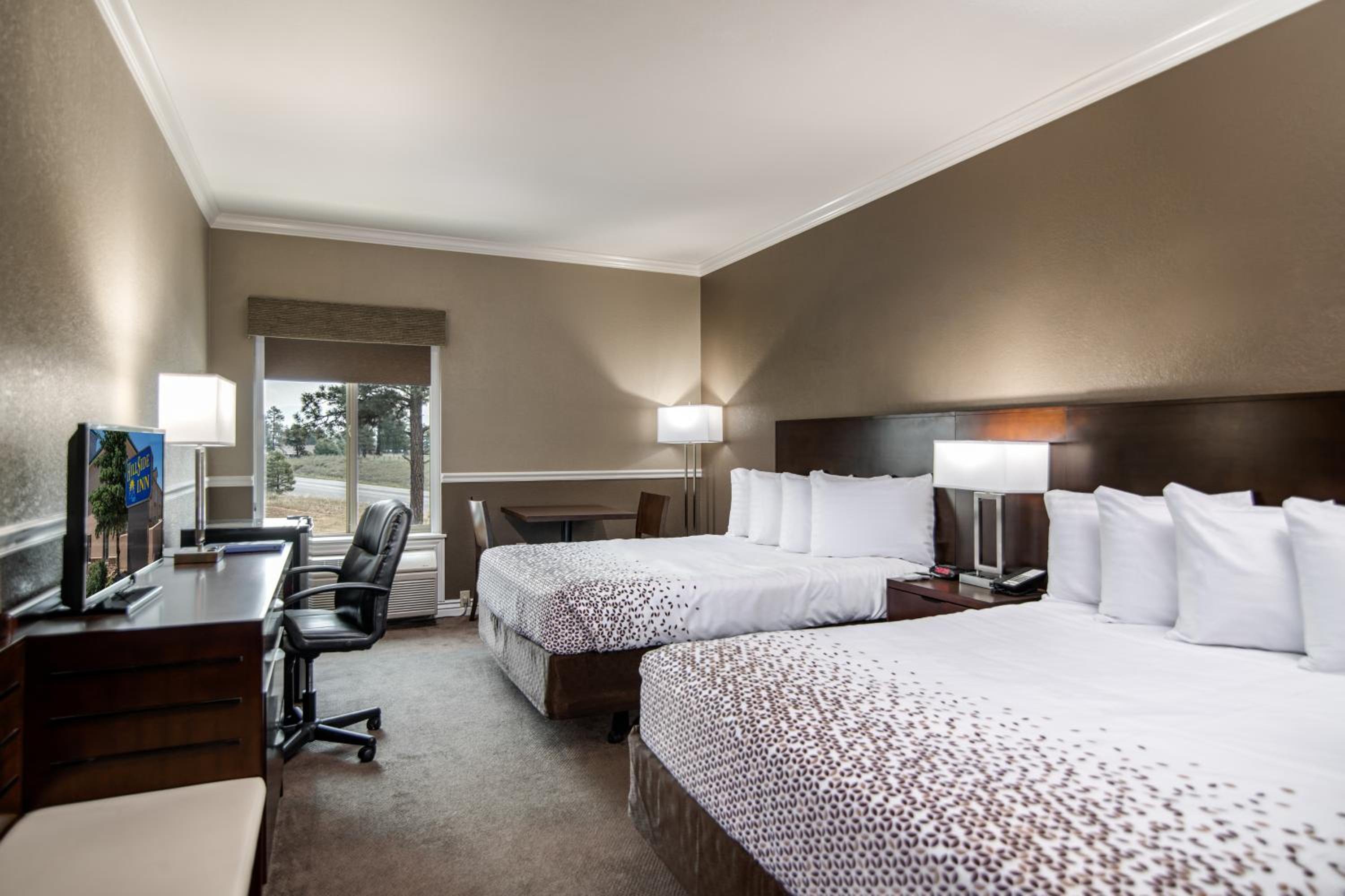 Queen Room with Two Queen Beds - Photo 4