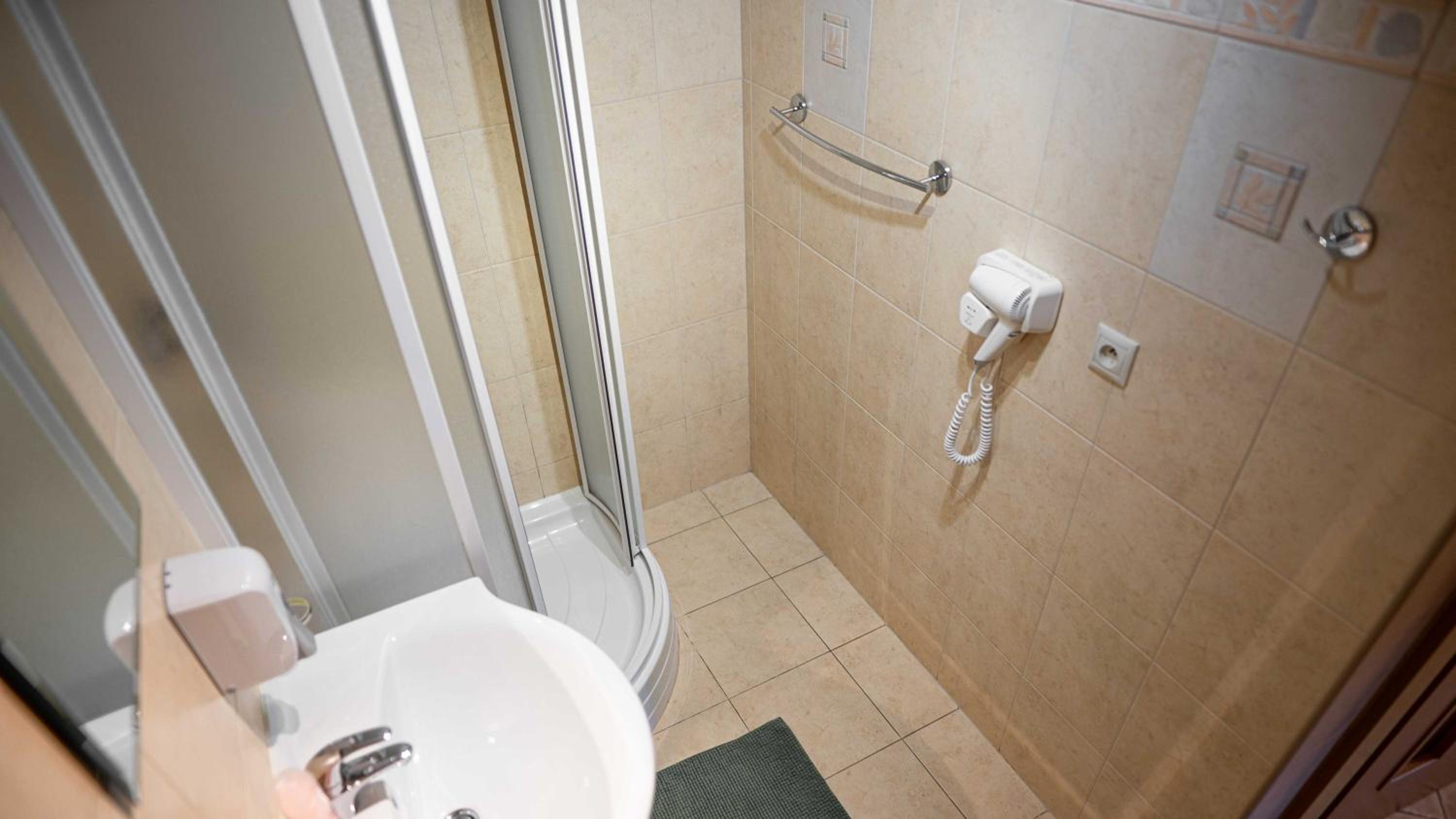 Quadruple Room with Private Bathroom photo 3