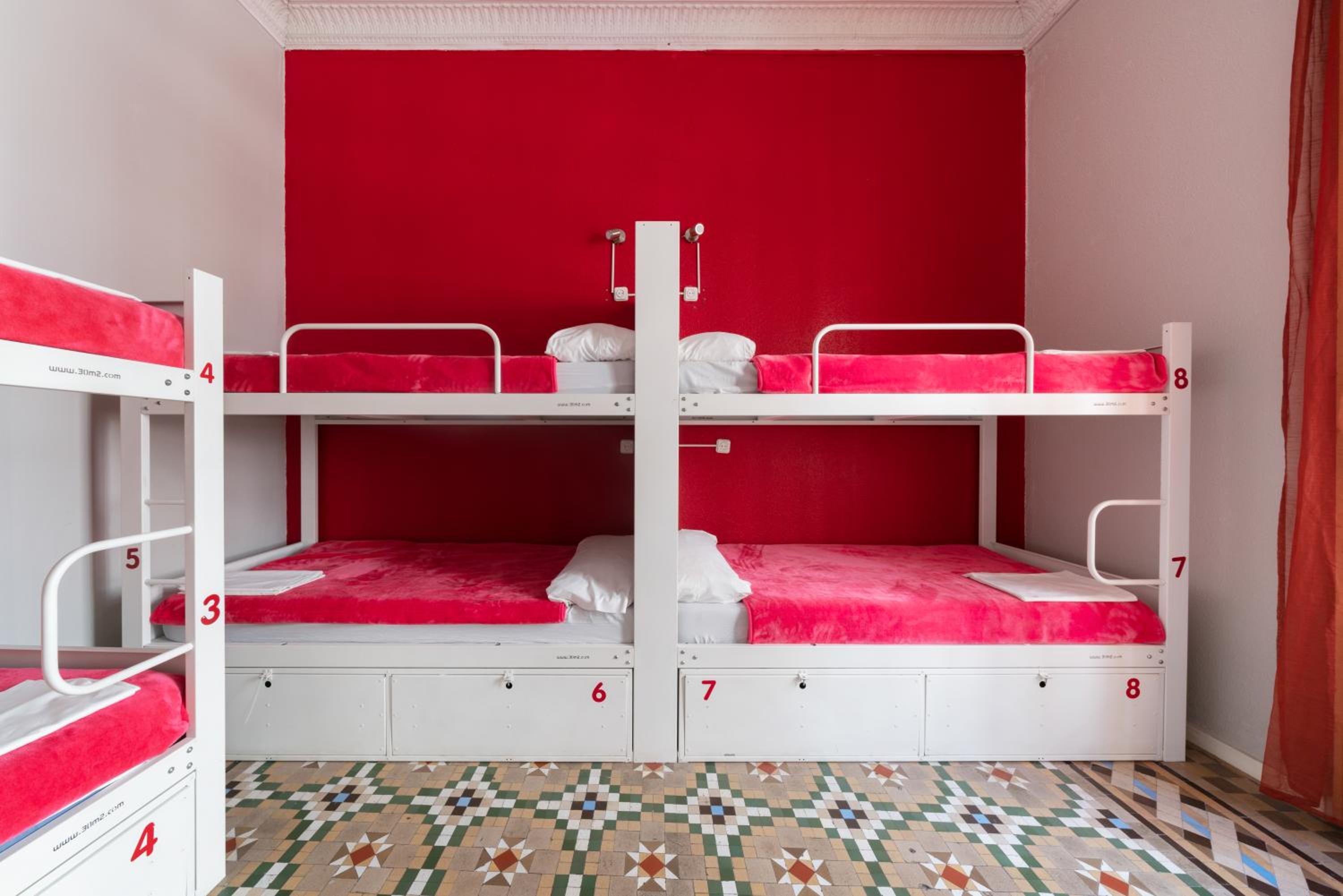 Una cama en habitación compartida para 12 personas
