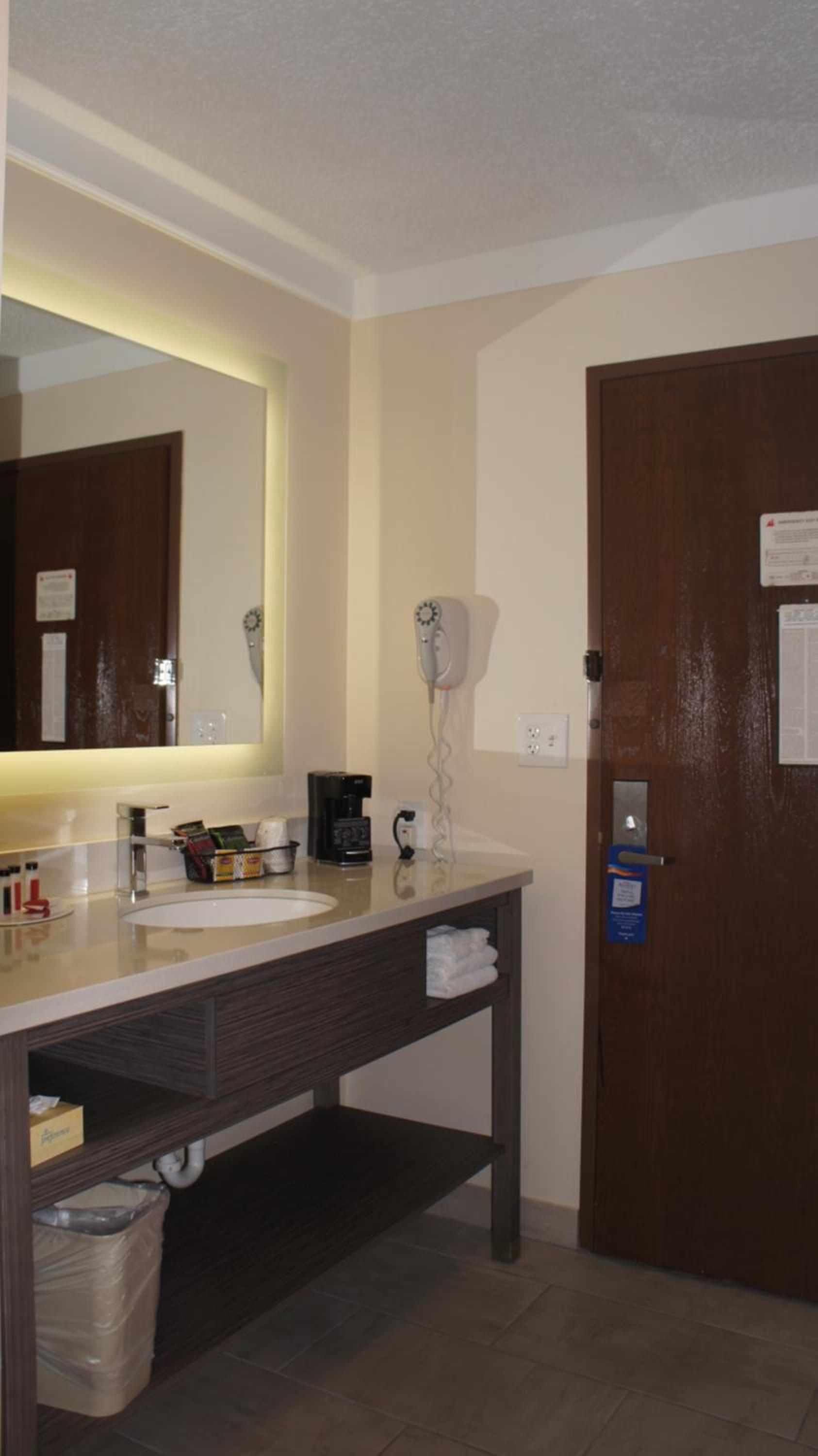 King Room - Non-Smoking - Photo 1