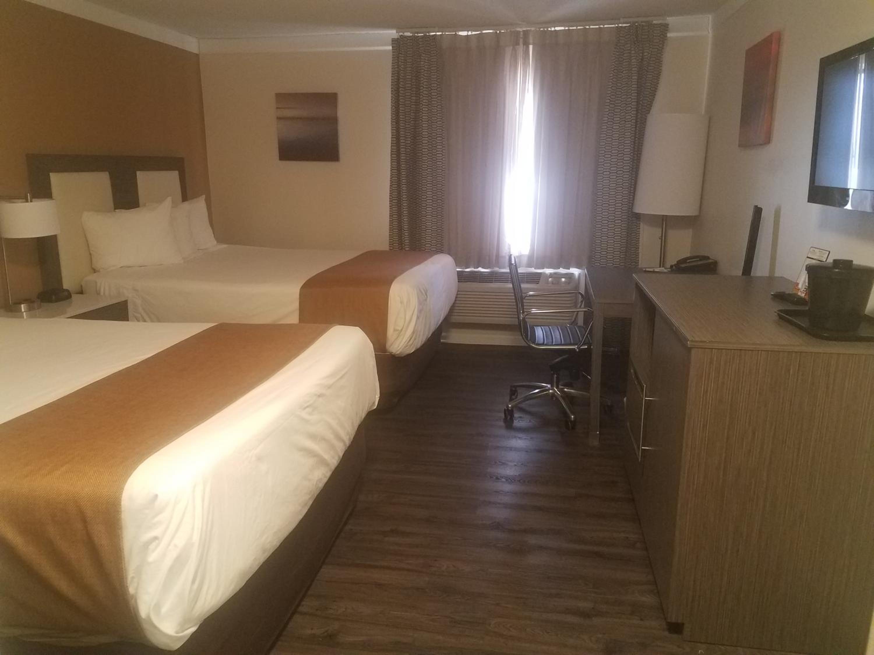 Queen Room with Two Queen Beds - Pet Friendly/Non-Smoking - Photo 2