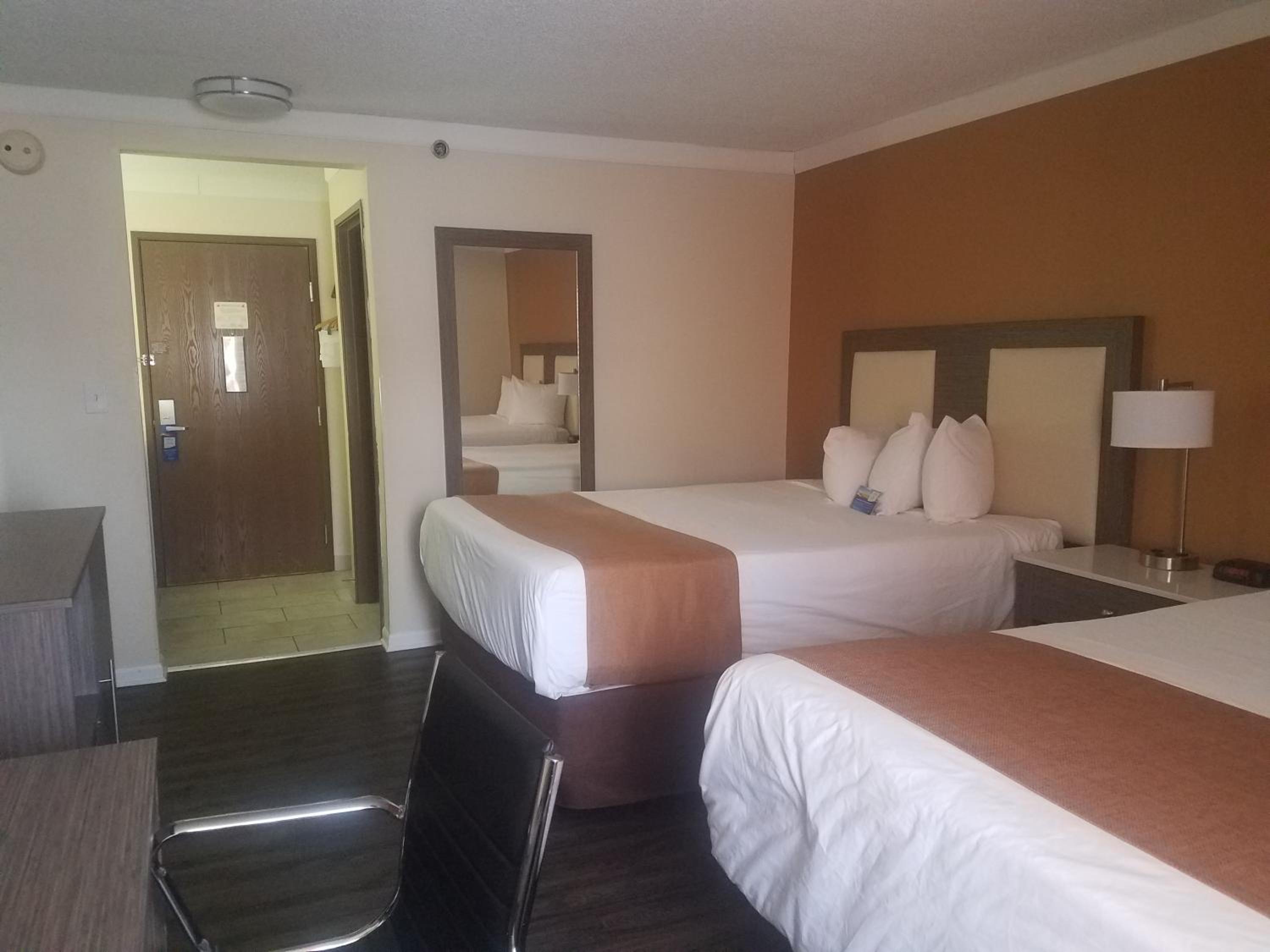Queen Room with Two Queen Beds - Pet Friendly/Non-Smoking - Photo 3