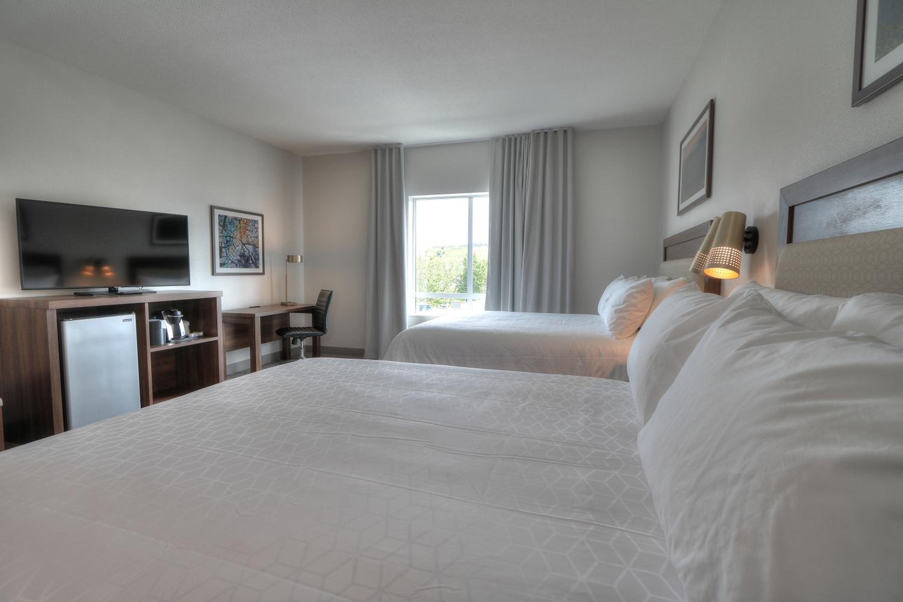 Standard Room with Two Queen Beds - Photo 3