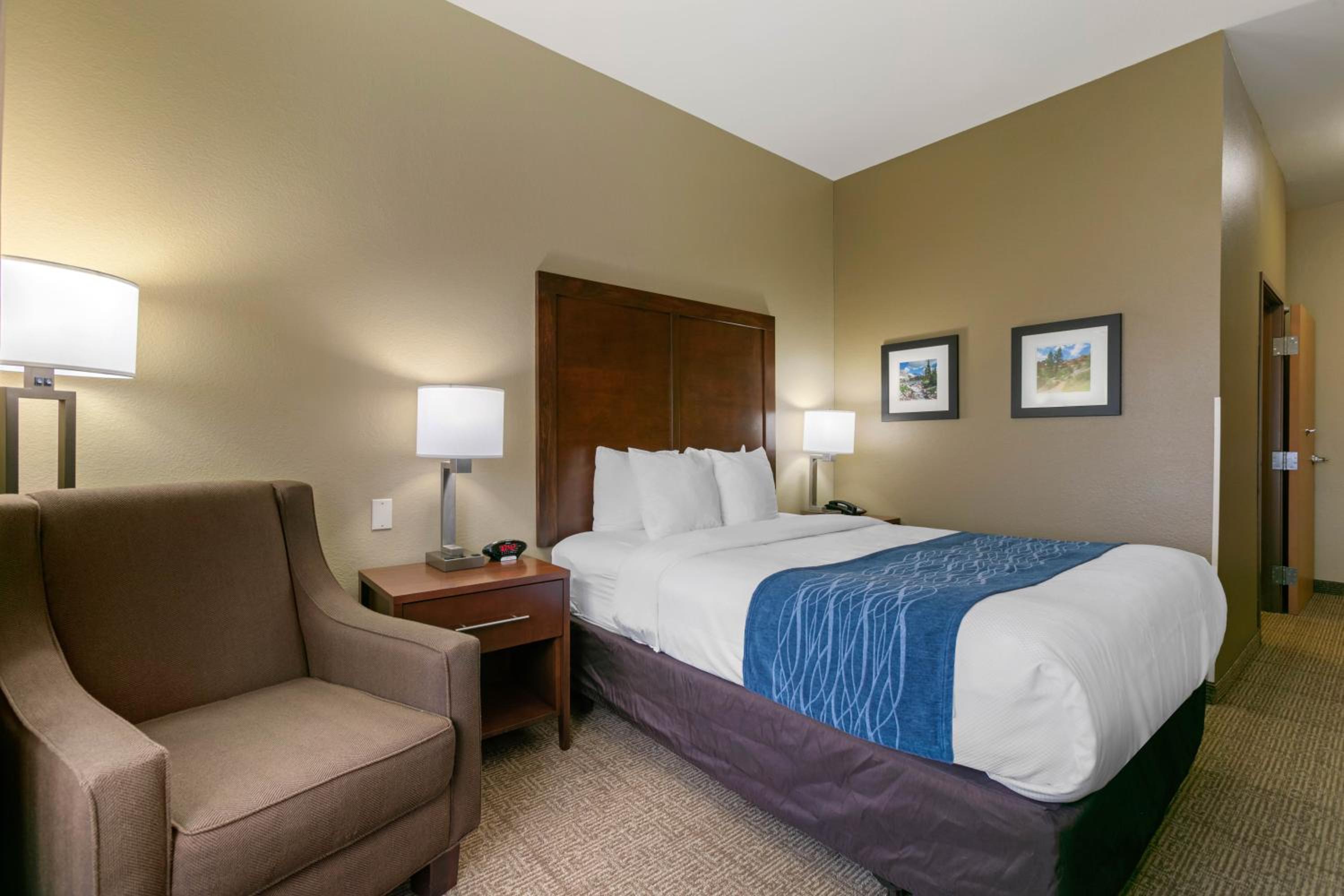 Queen Room - Accessible/Nonsmoking photo 2
