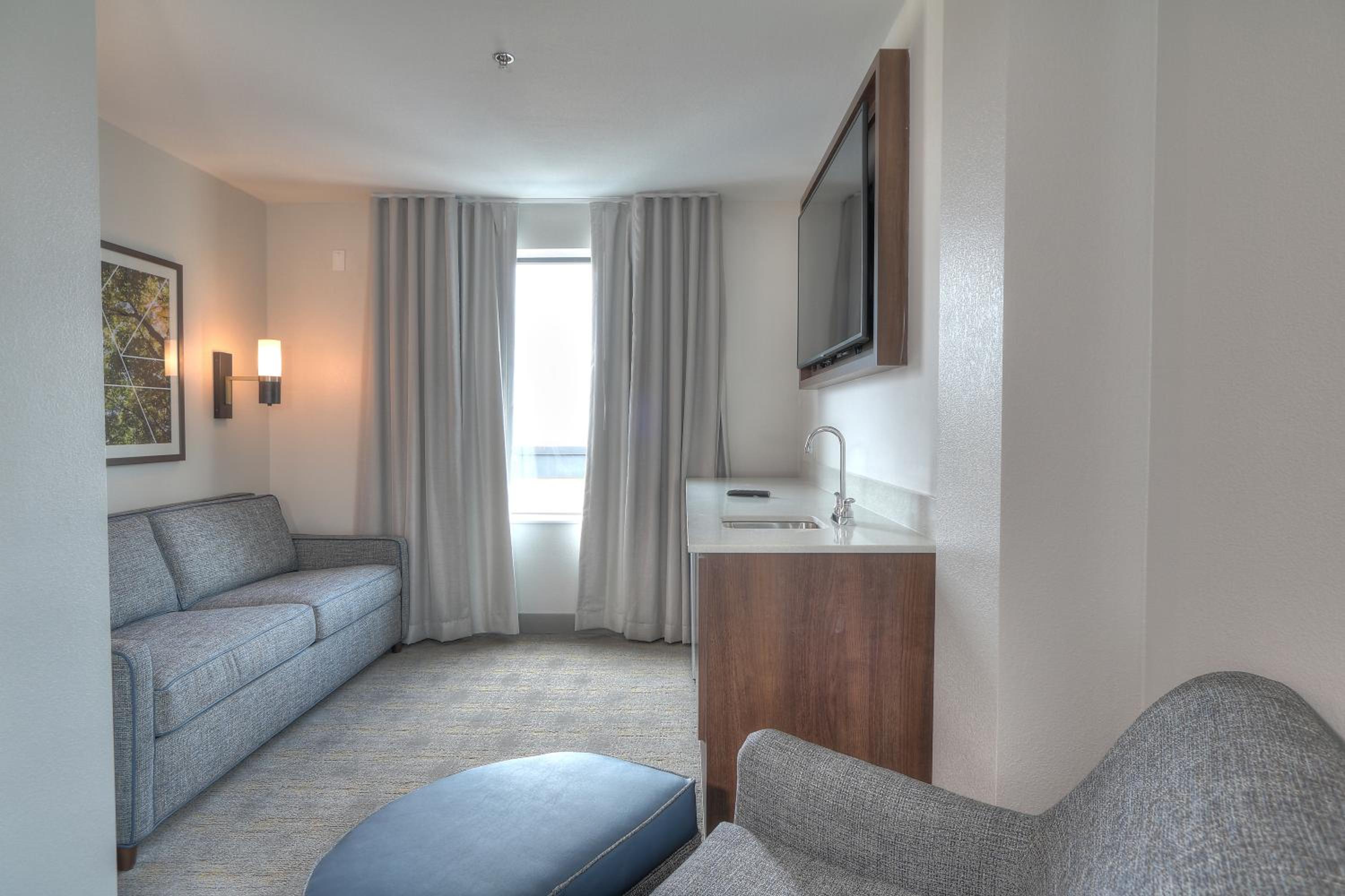 One-Bedroom Suite with Two Queen Beds and Sofa Bed - Photo 7
