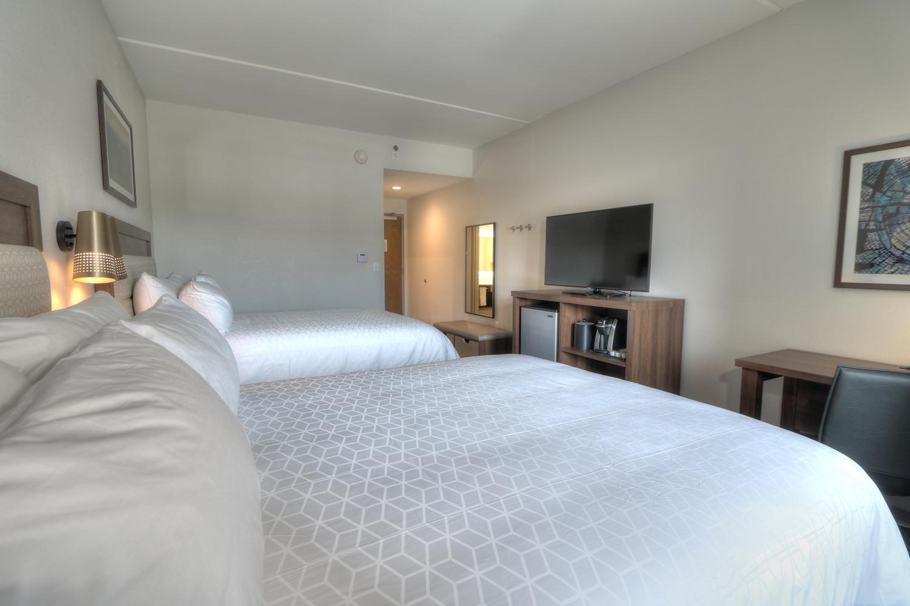 Queen Room with Two Queen Beds and Parkway Balcony - Non-Smoking - Photo 1
