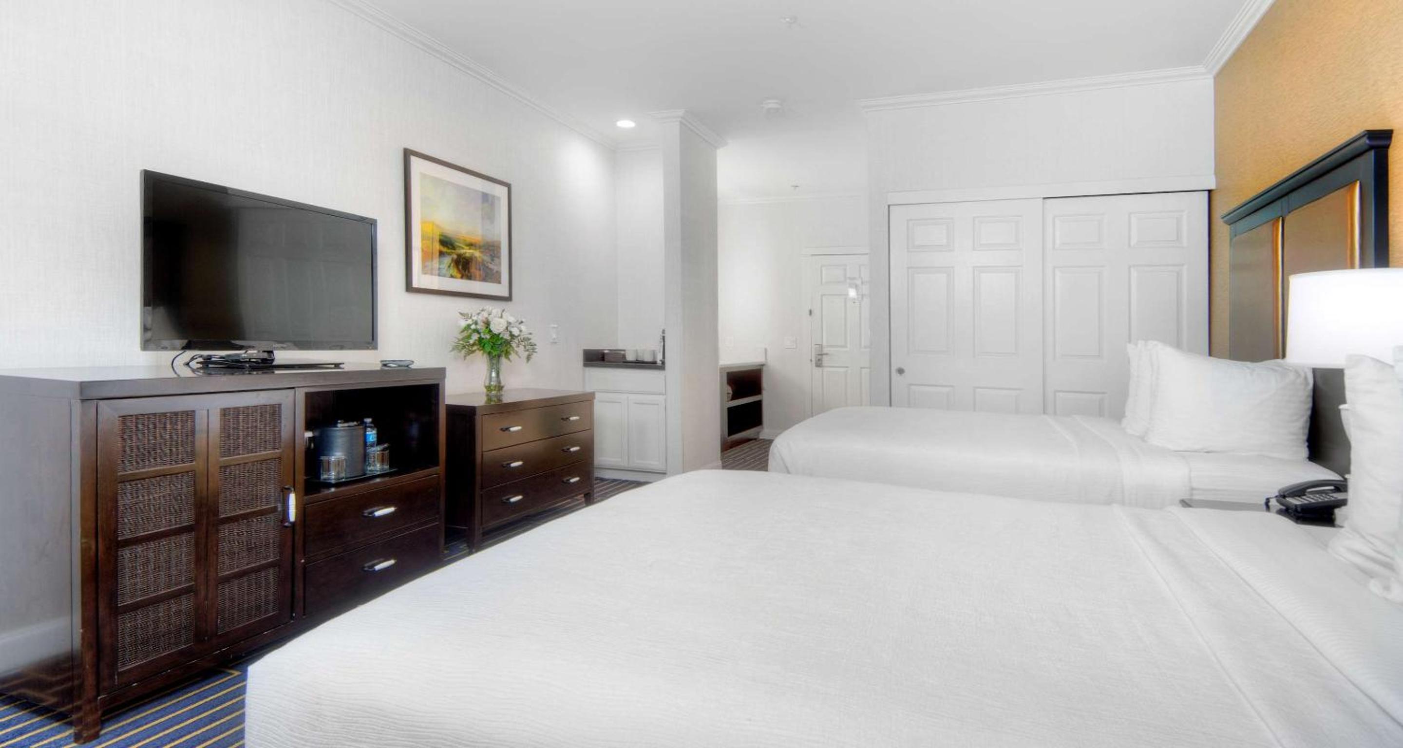 Queen Suite with Two Queen Beds and Sofa Bed - Non-Smoking - Photo 2
