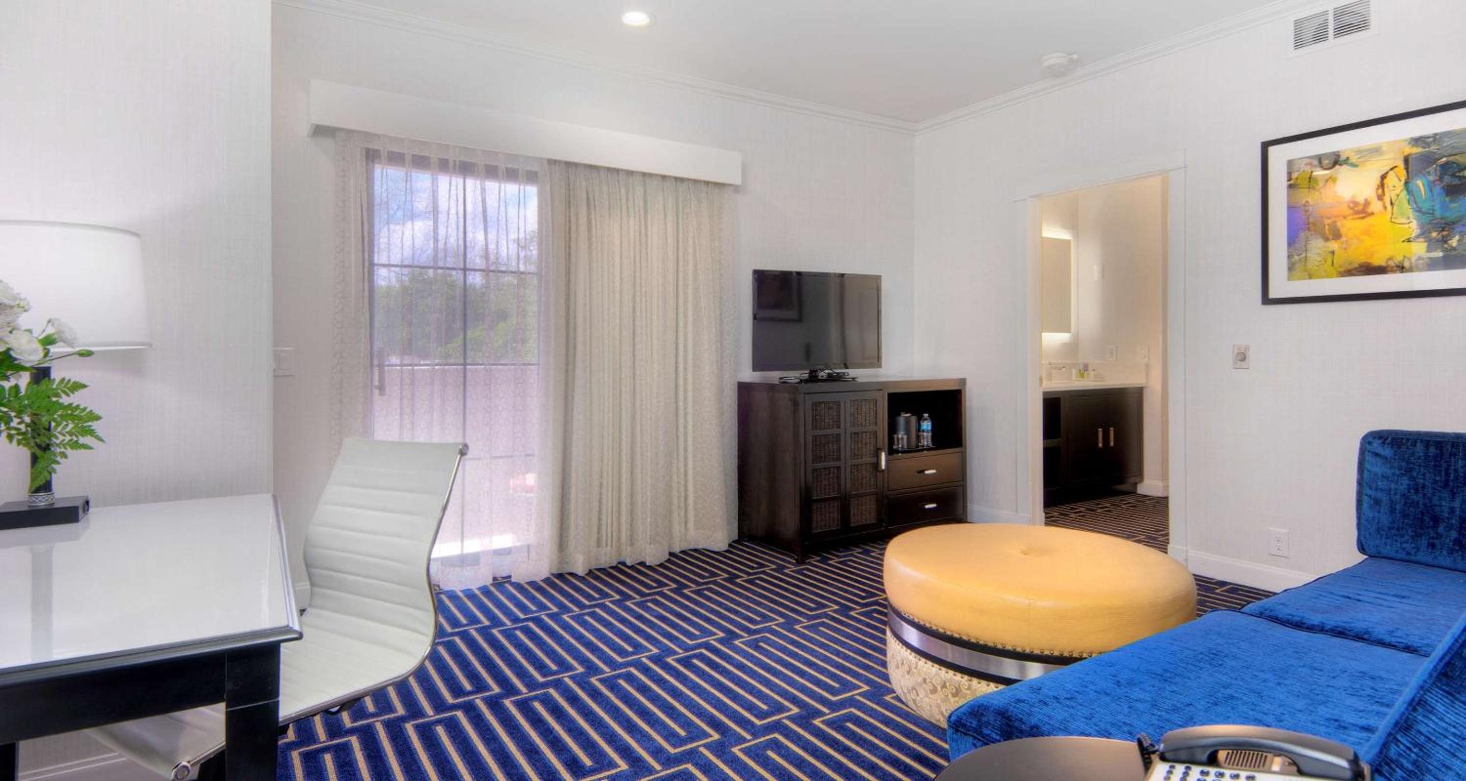 King Suite with Sofa Bed and Balcony - Non-Smoking - Photo 3