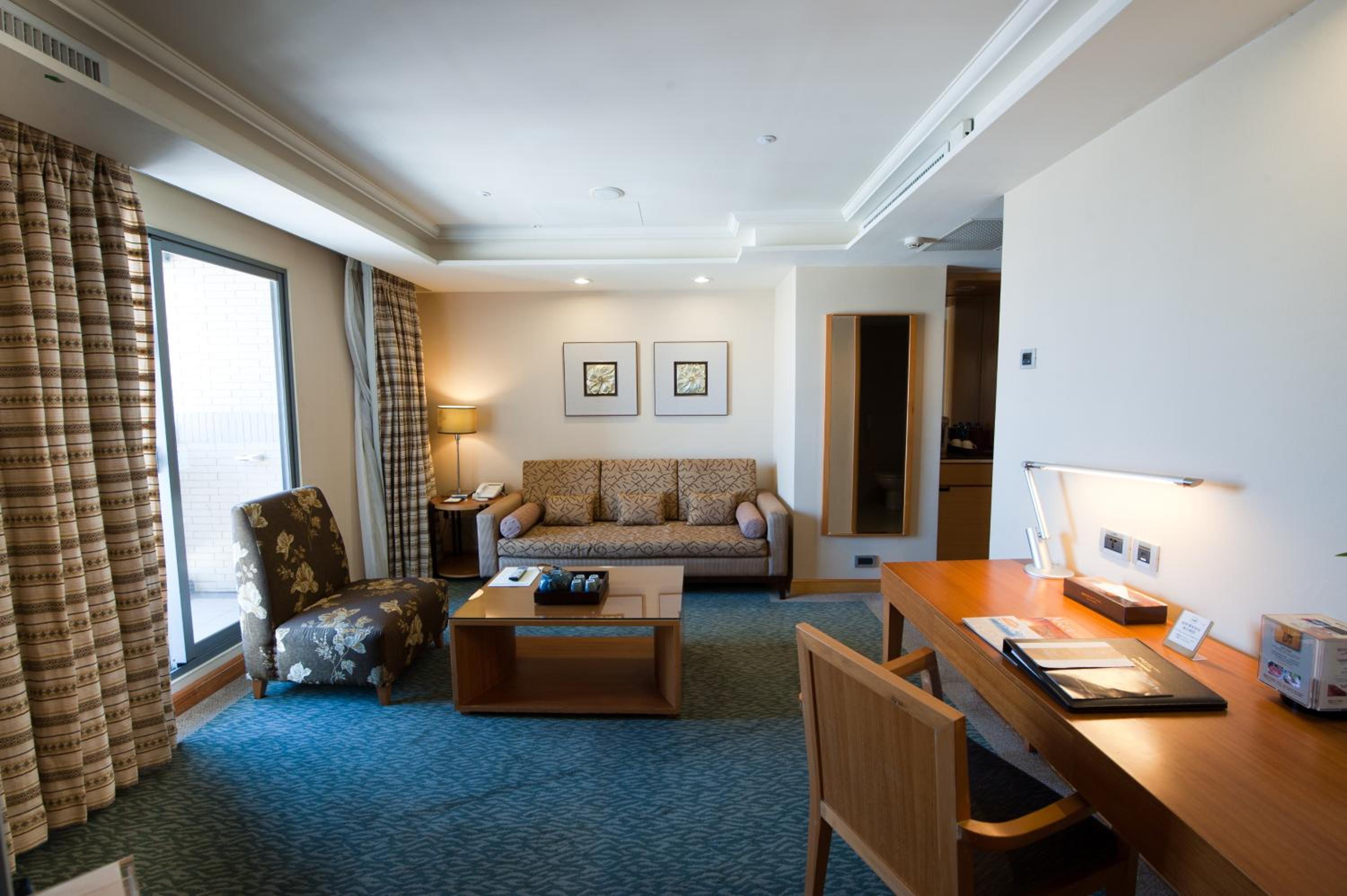 Business Suite - Photo 4