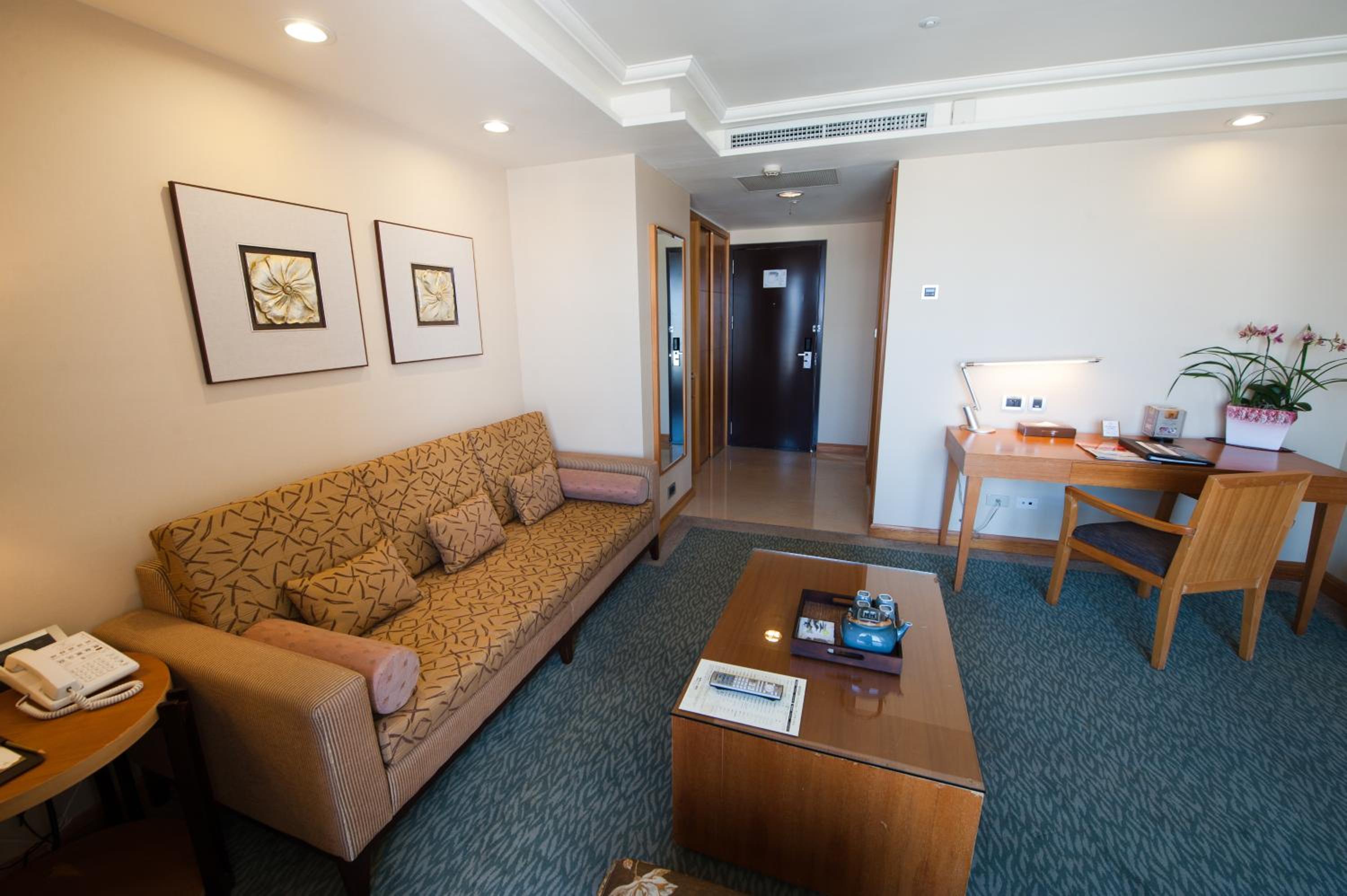 Business Suite - Photo 1