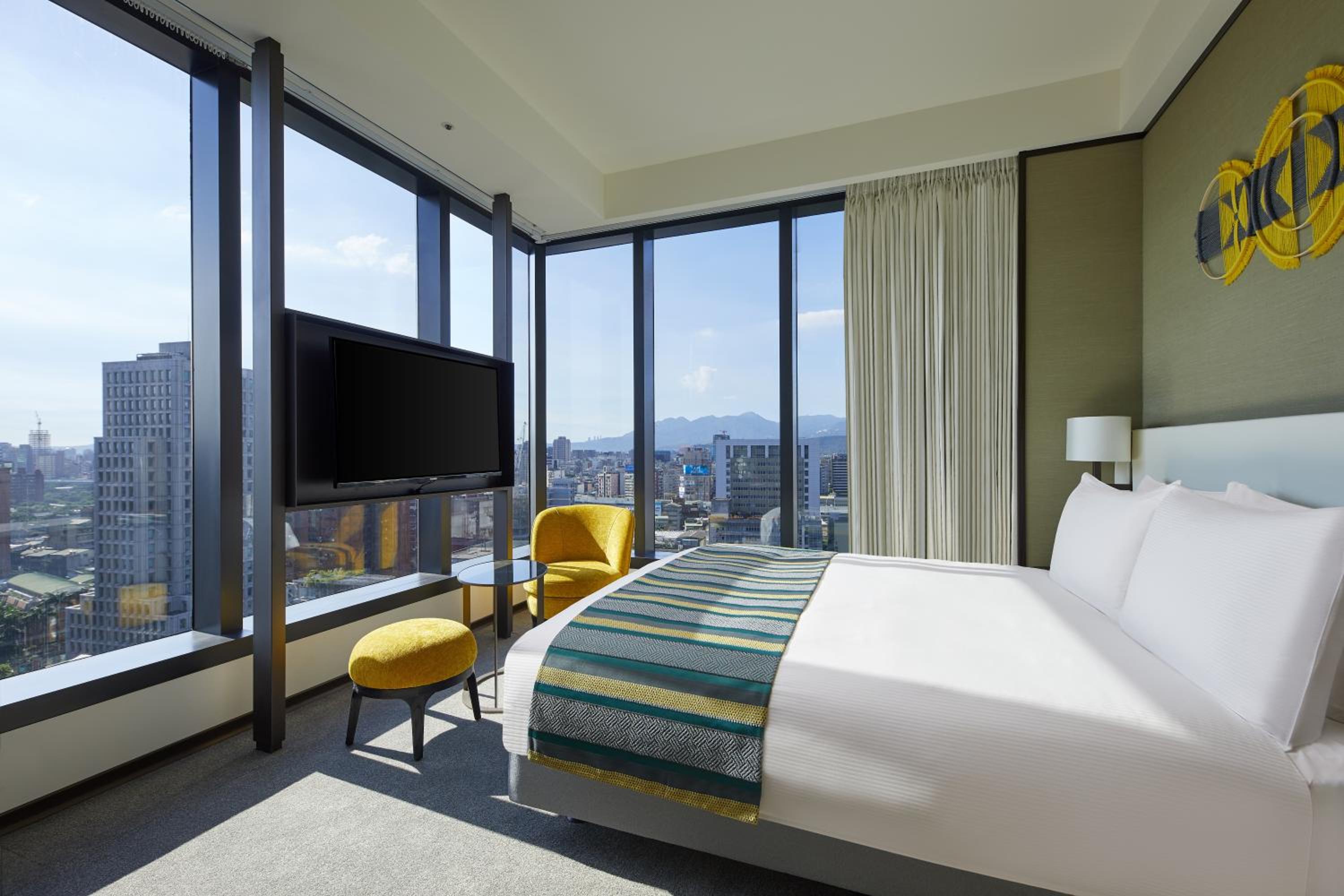Standard, 1 bed Queen, Corner room