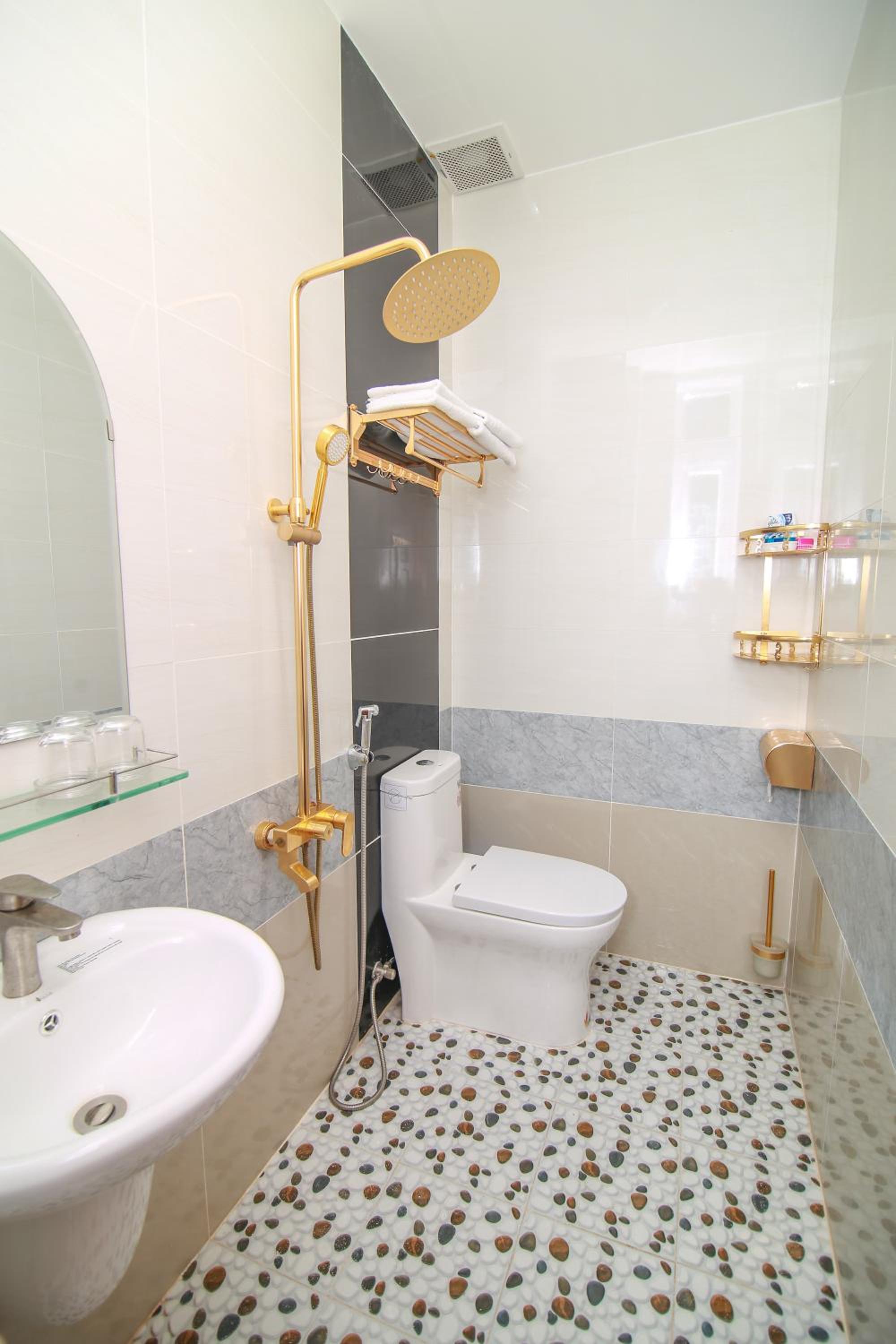 Quadruple Room with Balcony - Photo 3