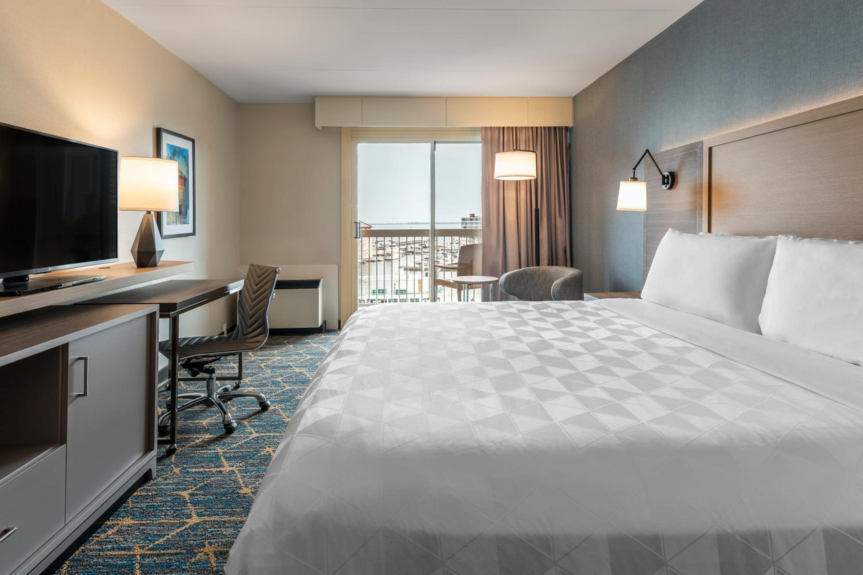 Standard King Room with Balcony and Harbor View - Photo 3