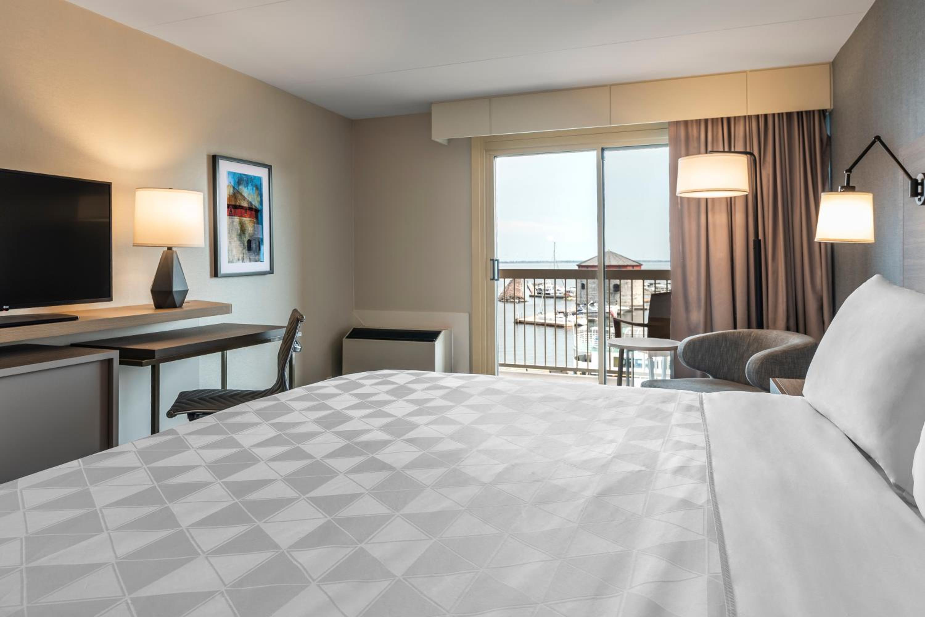 Standard King Room with Balcony and Harbor View - Photo 5