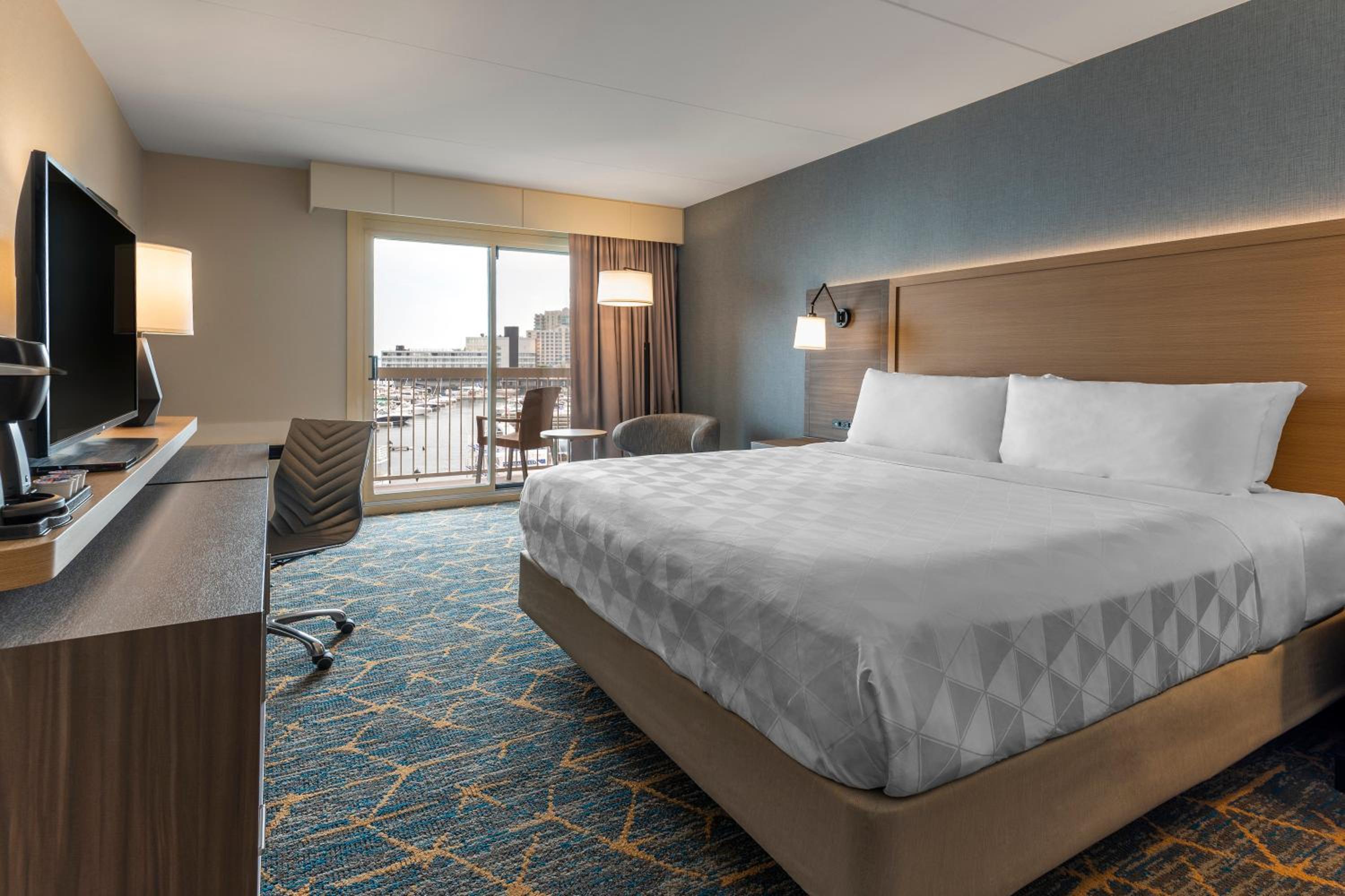 Standard King Room with Balcony and Harbor View - Photo 2