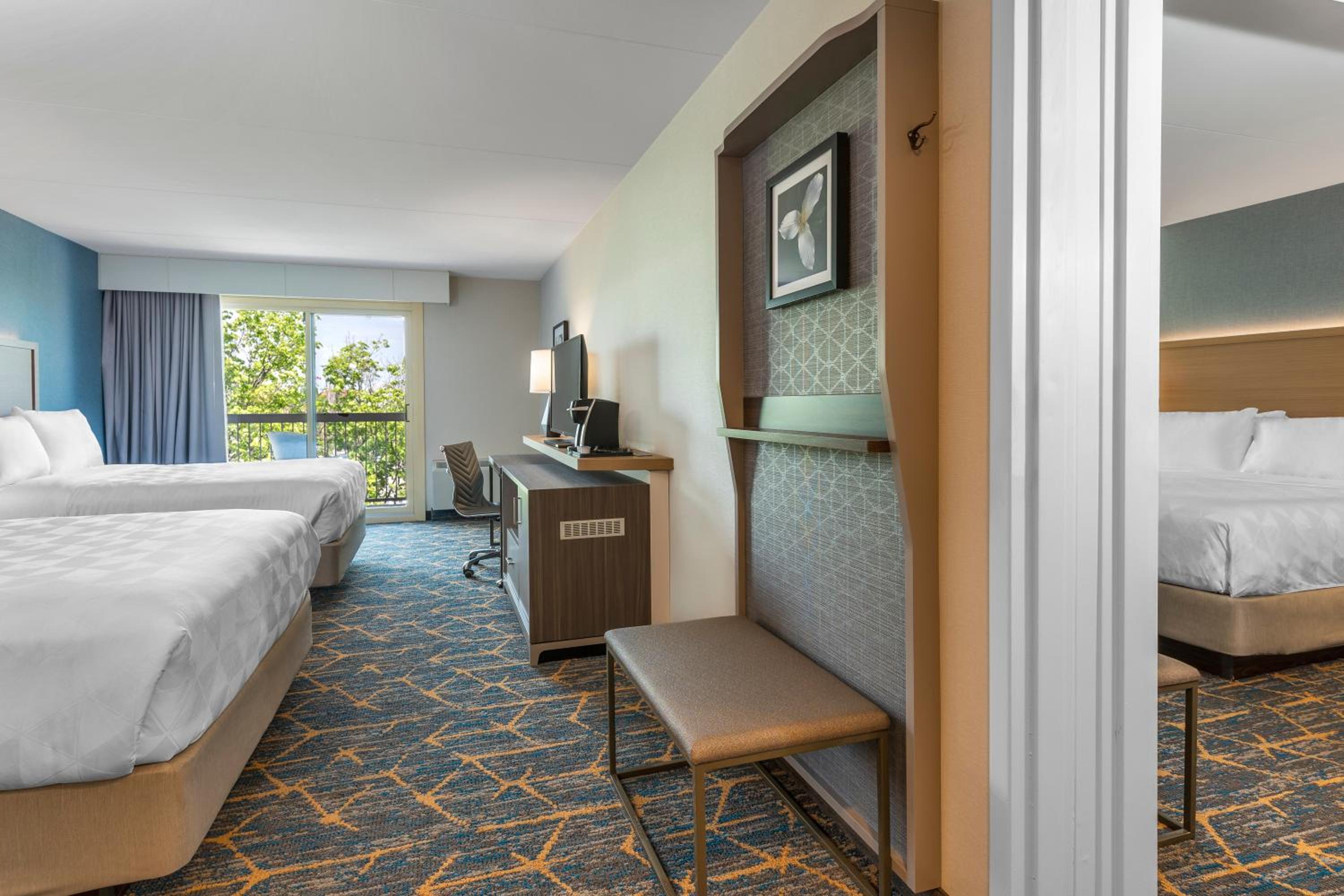 Standard Queen Room with Two Queen Beds and Balcony - Photo 8