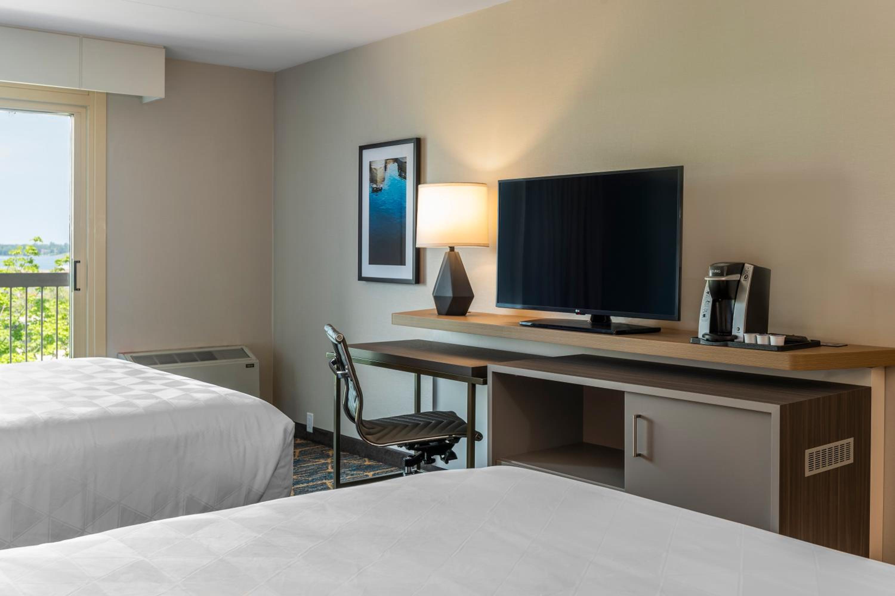 Standard Queen Room with Two Queen Beds and Balcony - Photo 10