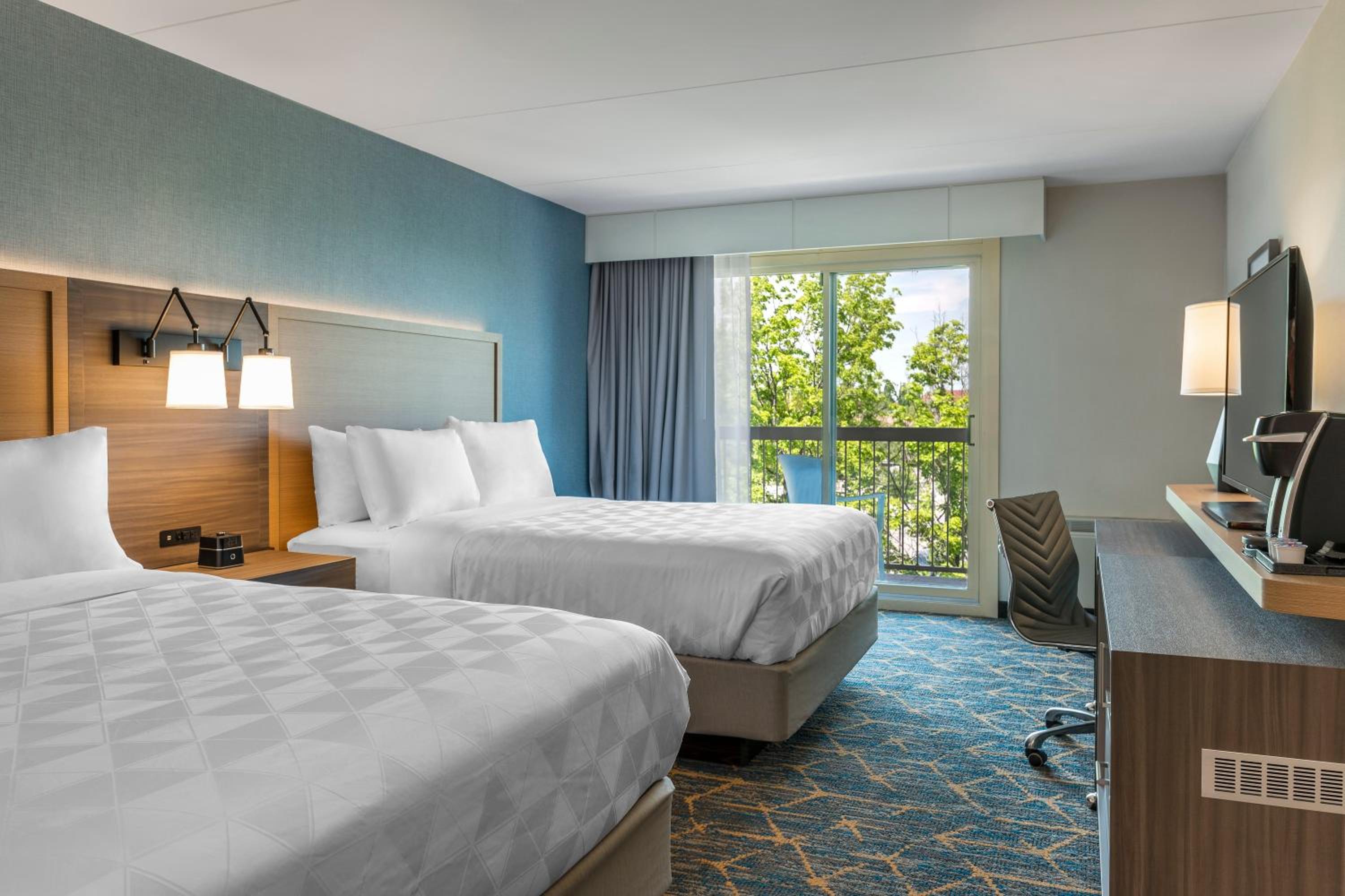 Standard Queen Room with Two Queen Beds and Balcony - Photo 5