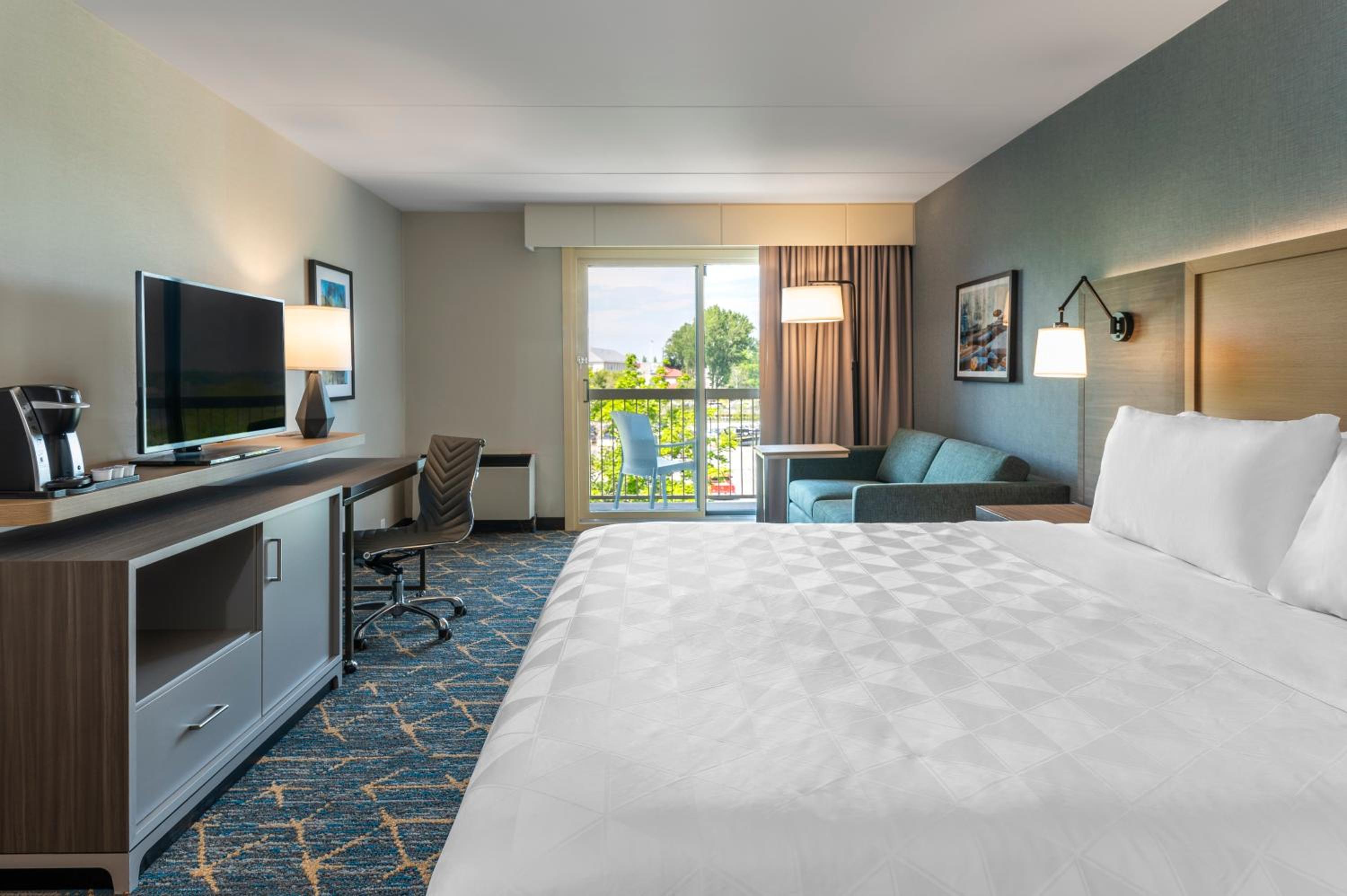 Standard King Room with Sofa Bed and Balcony - Partial City View - Photo 7