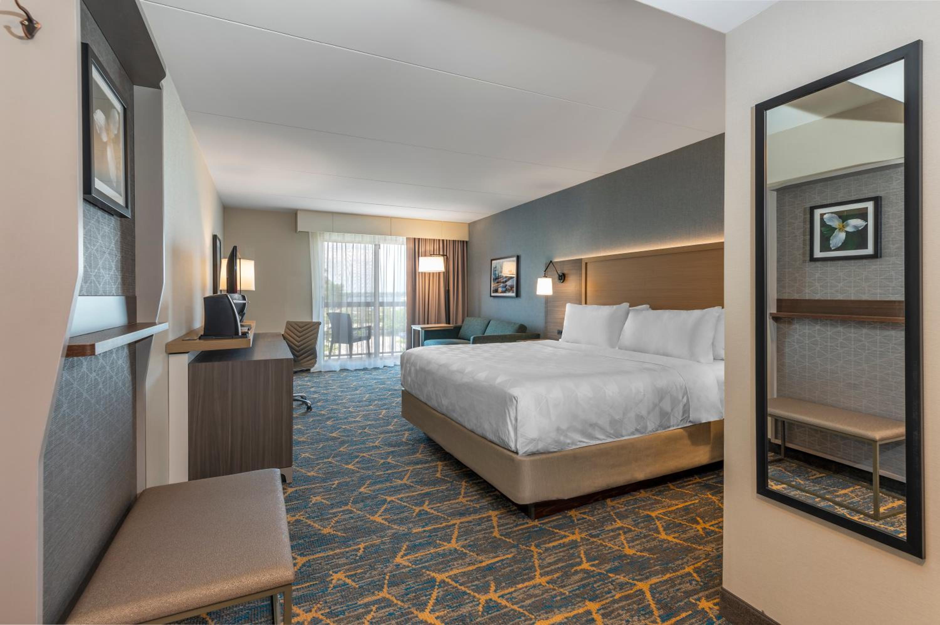 Standard King Room with Sofa Bed/River View/Balcony - Photo 2