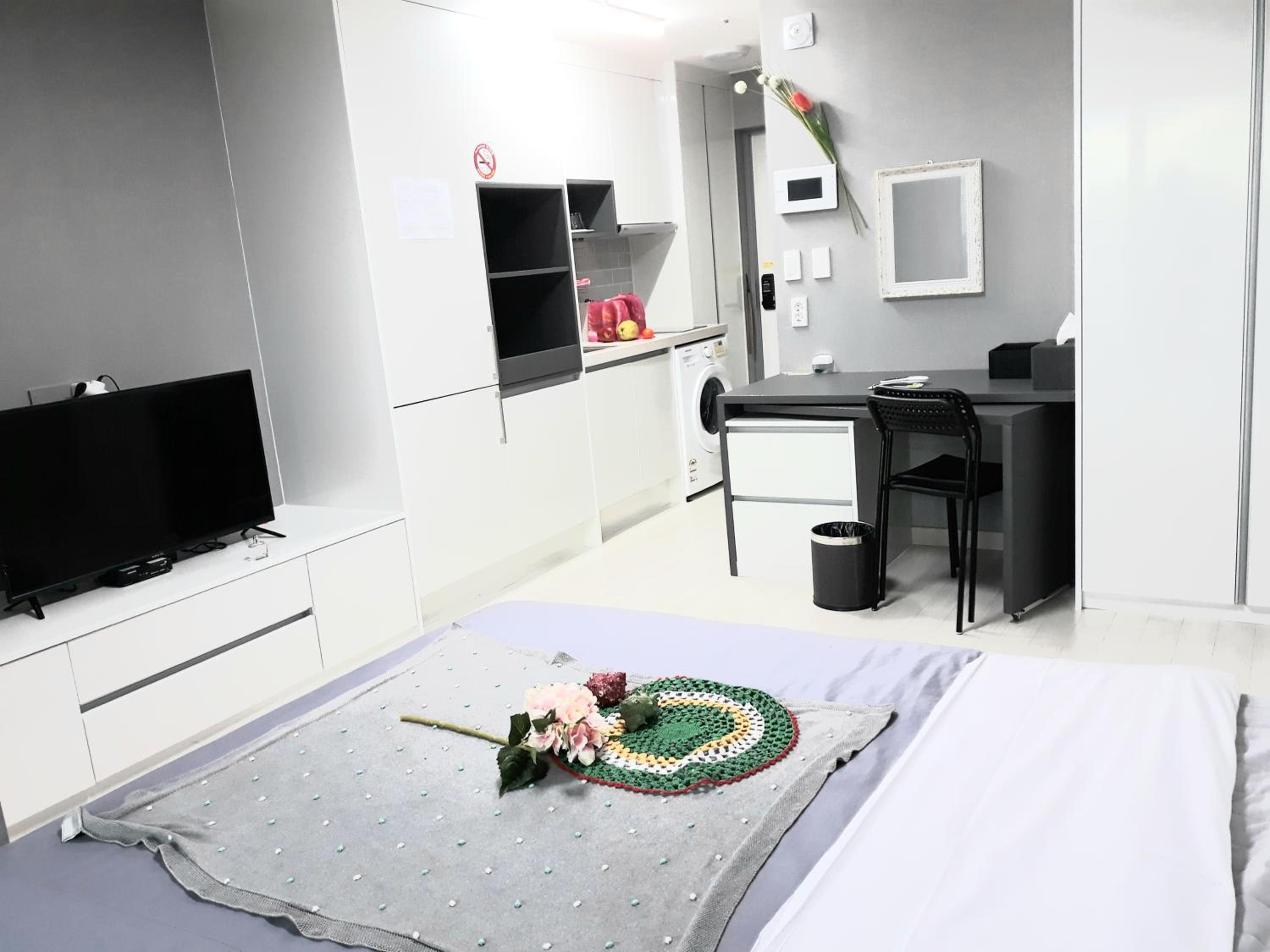 Queen Room with Sea View - Photo 8