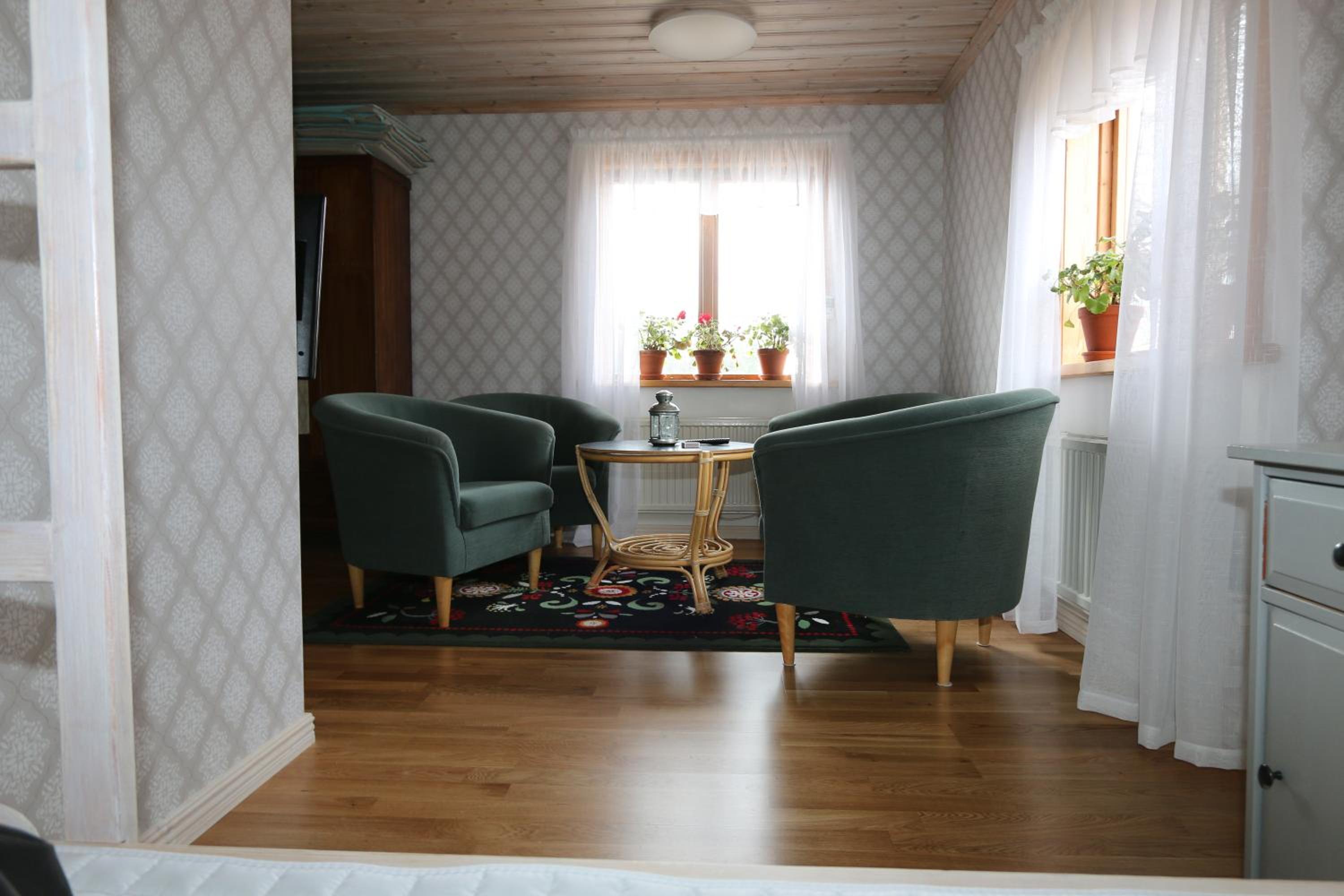 Two-Bedroom House - Photo 2