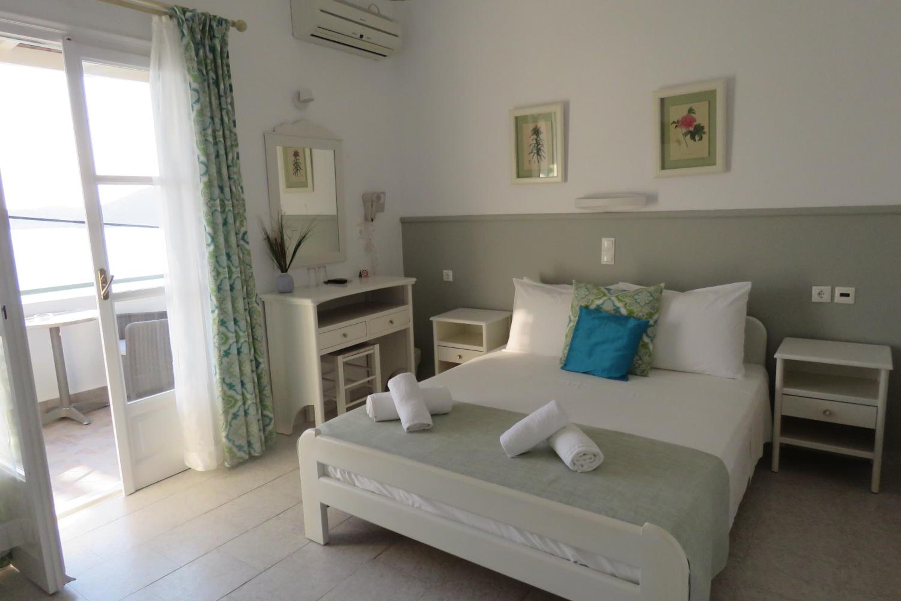 Double or Twin Room with Side Sea View - Photo 2