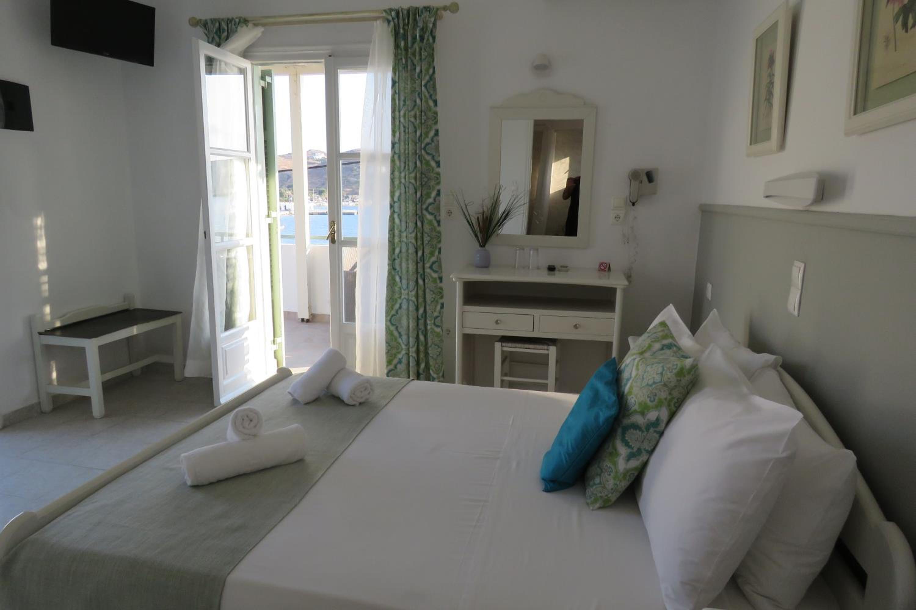 Double or Twin Room with Side Sea View - Photo 18