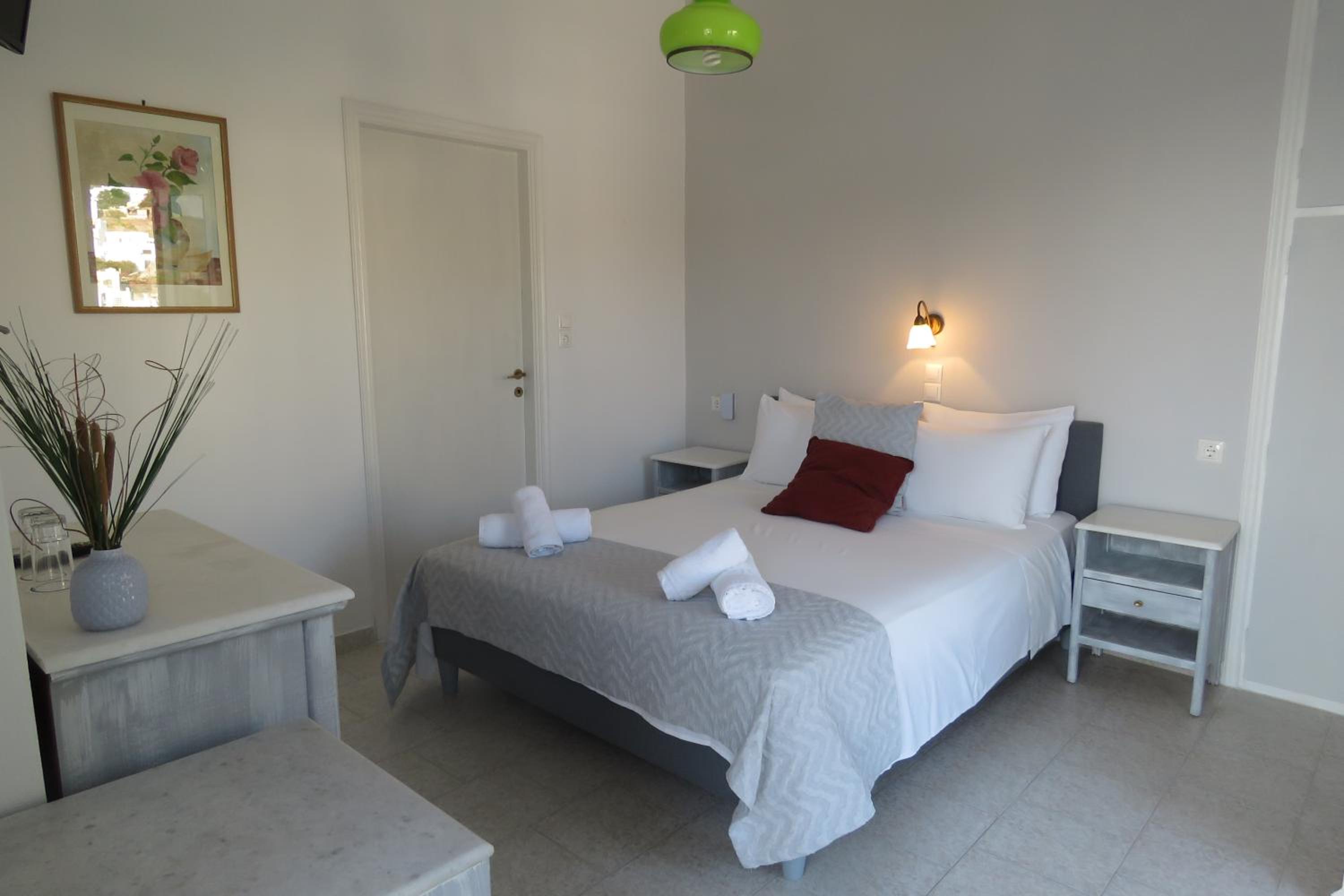 Double or Twin Room with Side Sea View - Photo 6